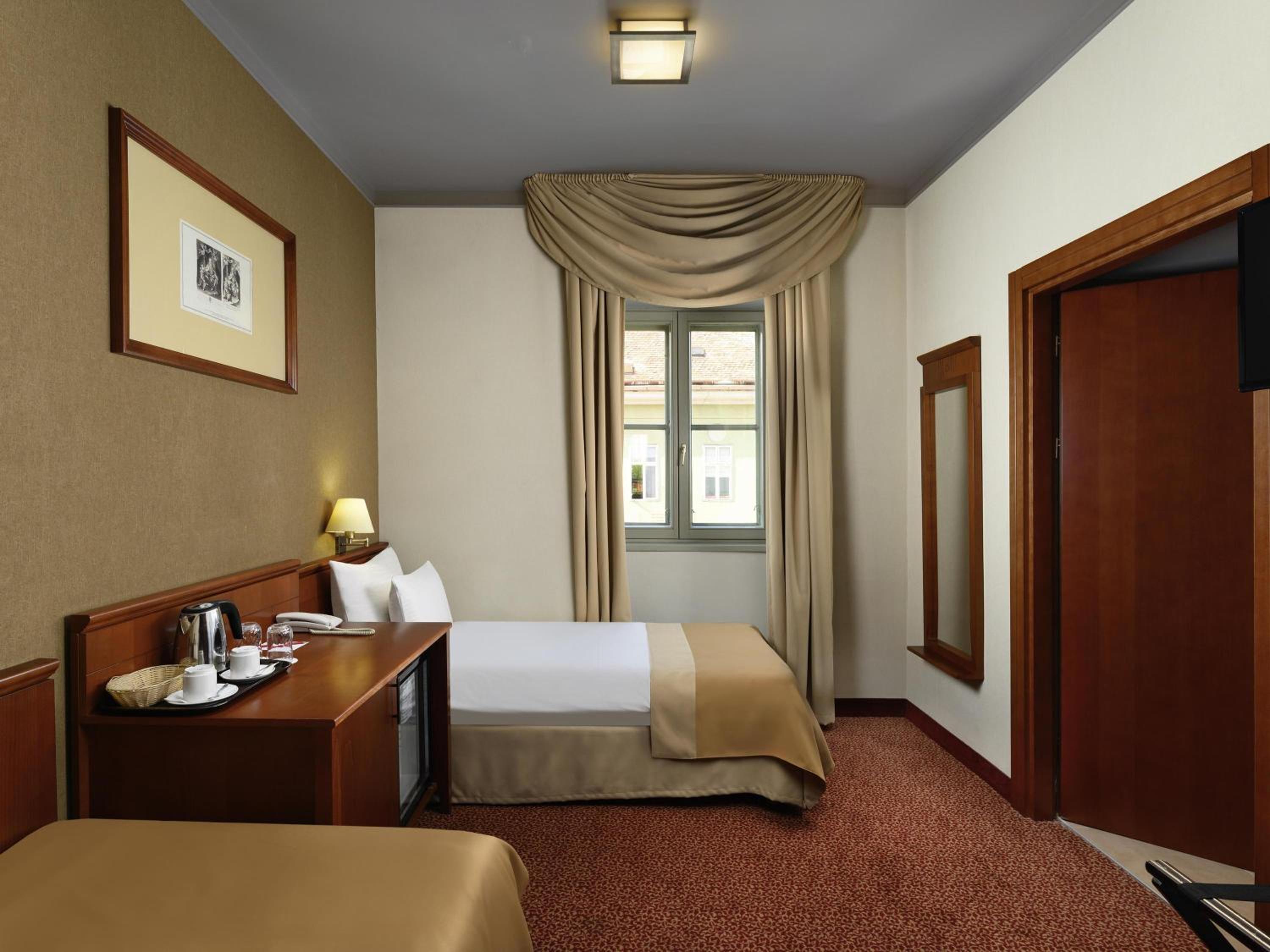 Accessible Room with Two Single Beds photo 1