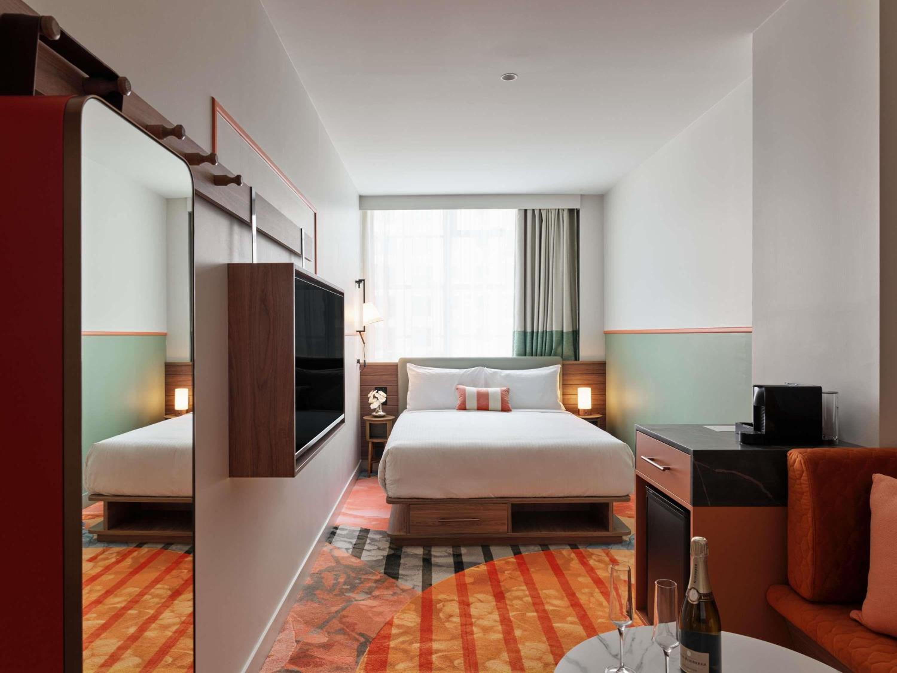 Superior Queen Room and Classic Single Room on Same Floor thumbnail 6