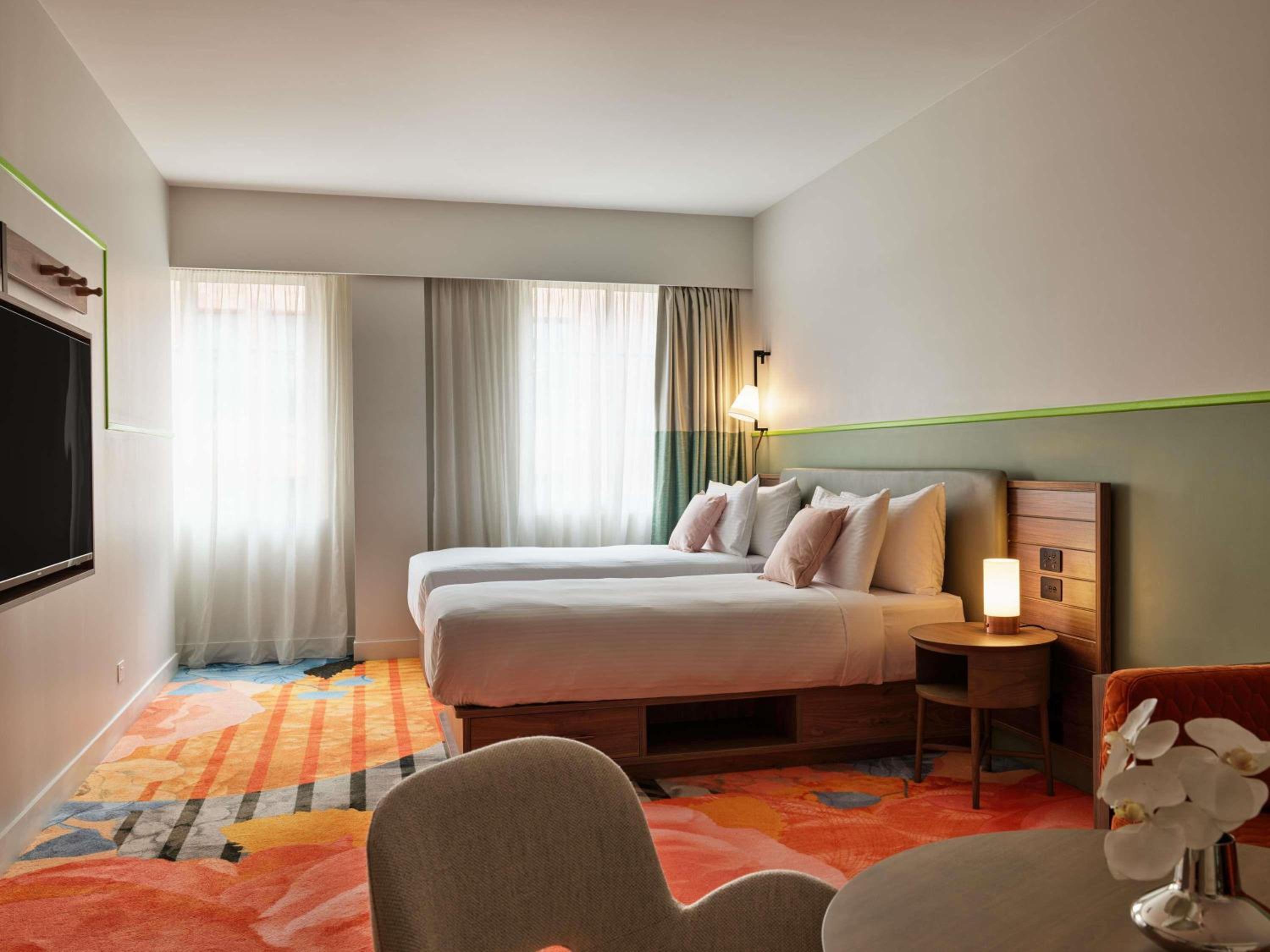 Deluxe King Room with Sofa Bed thumbnail 5