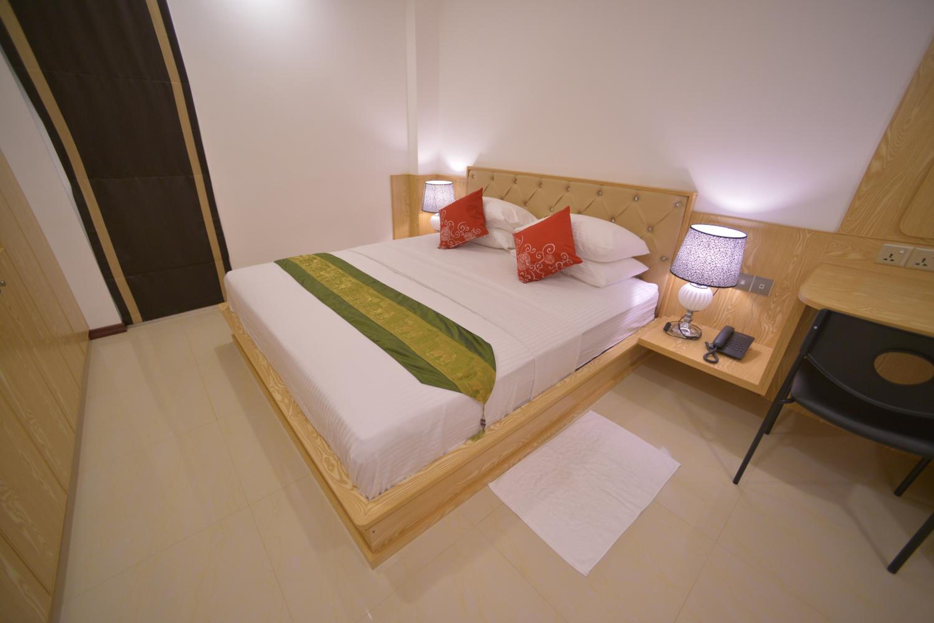 Deluxe King Room (10% off on Food & Beverage) photo 3