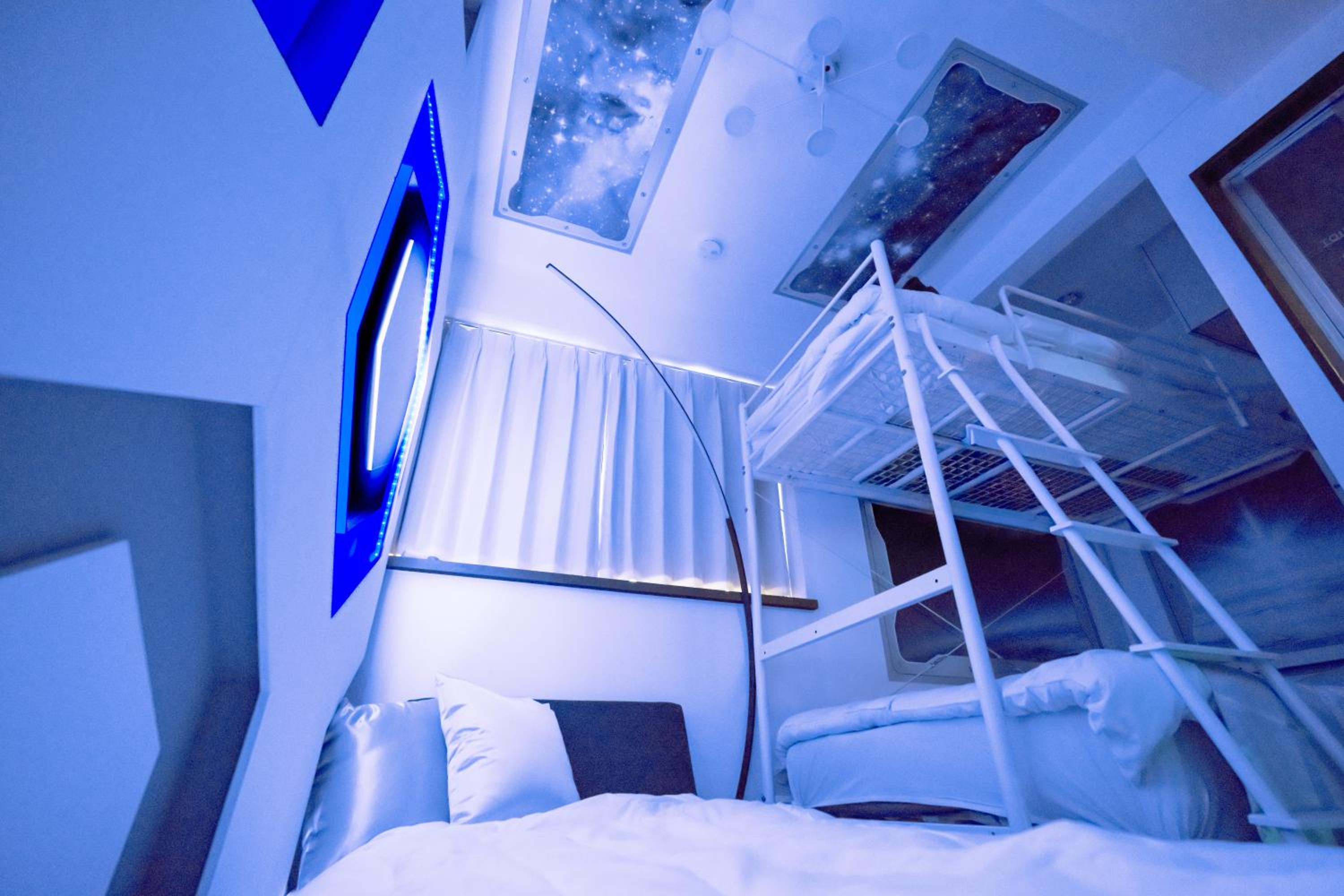 Quadruple Room with Private Bathroom photo 2