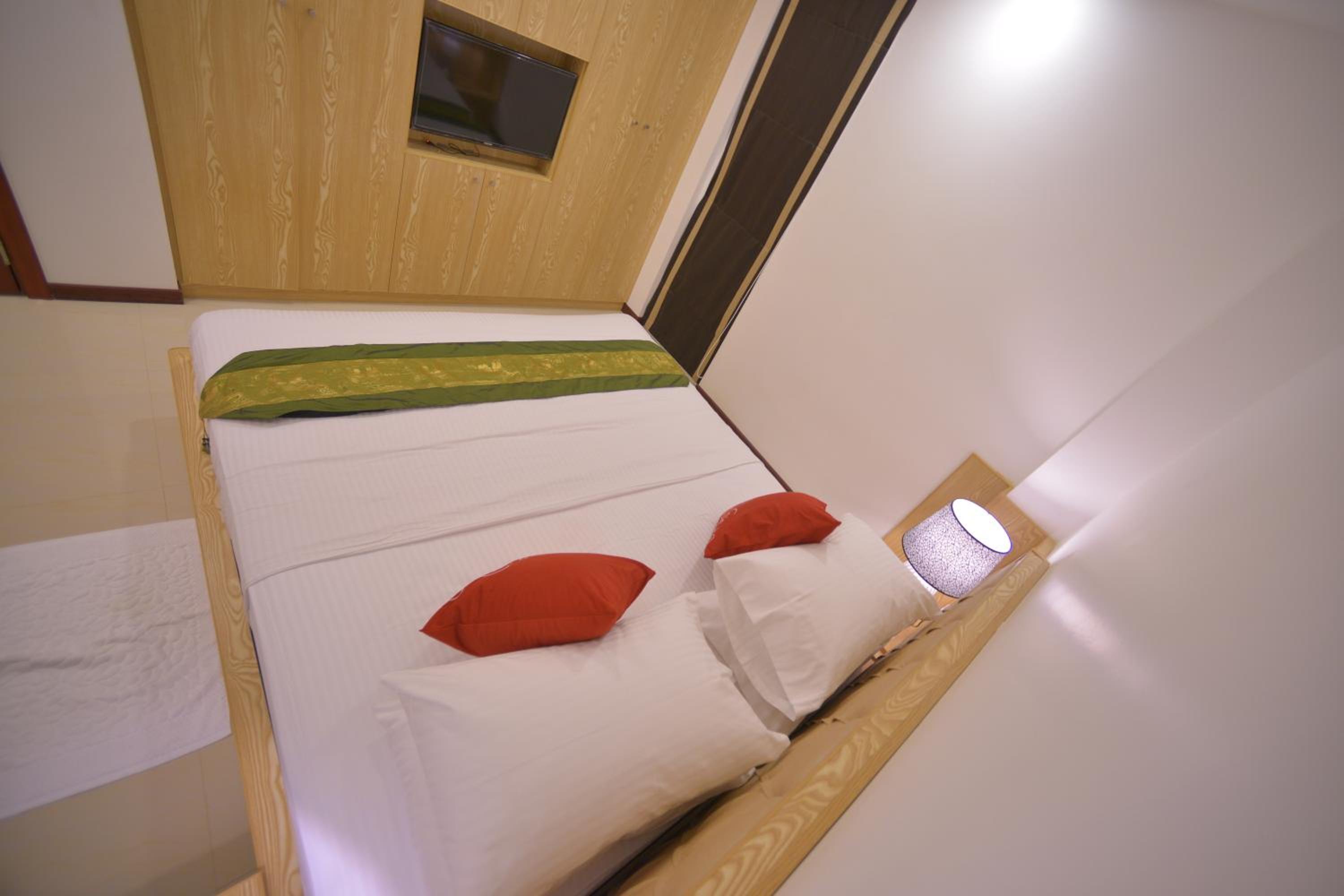 Deluxe King Room (10% off on Food & Beverage) photo 1