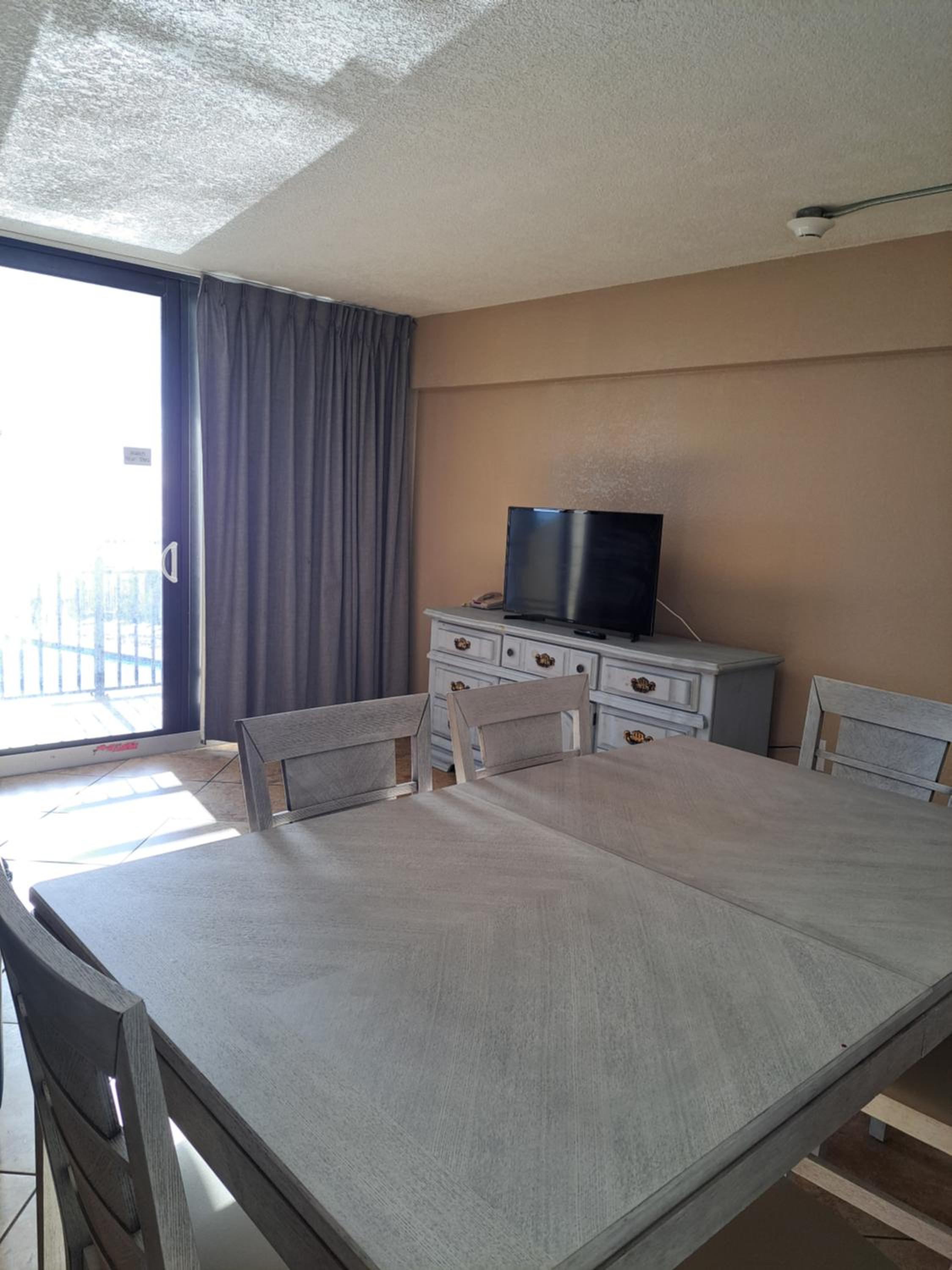 Queen Suite with Pool View