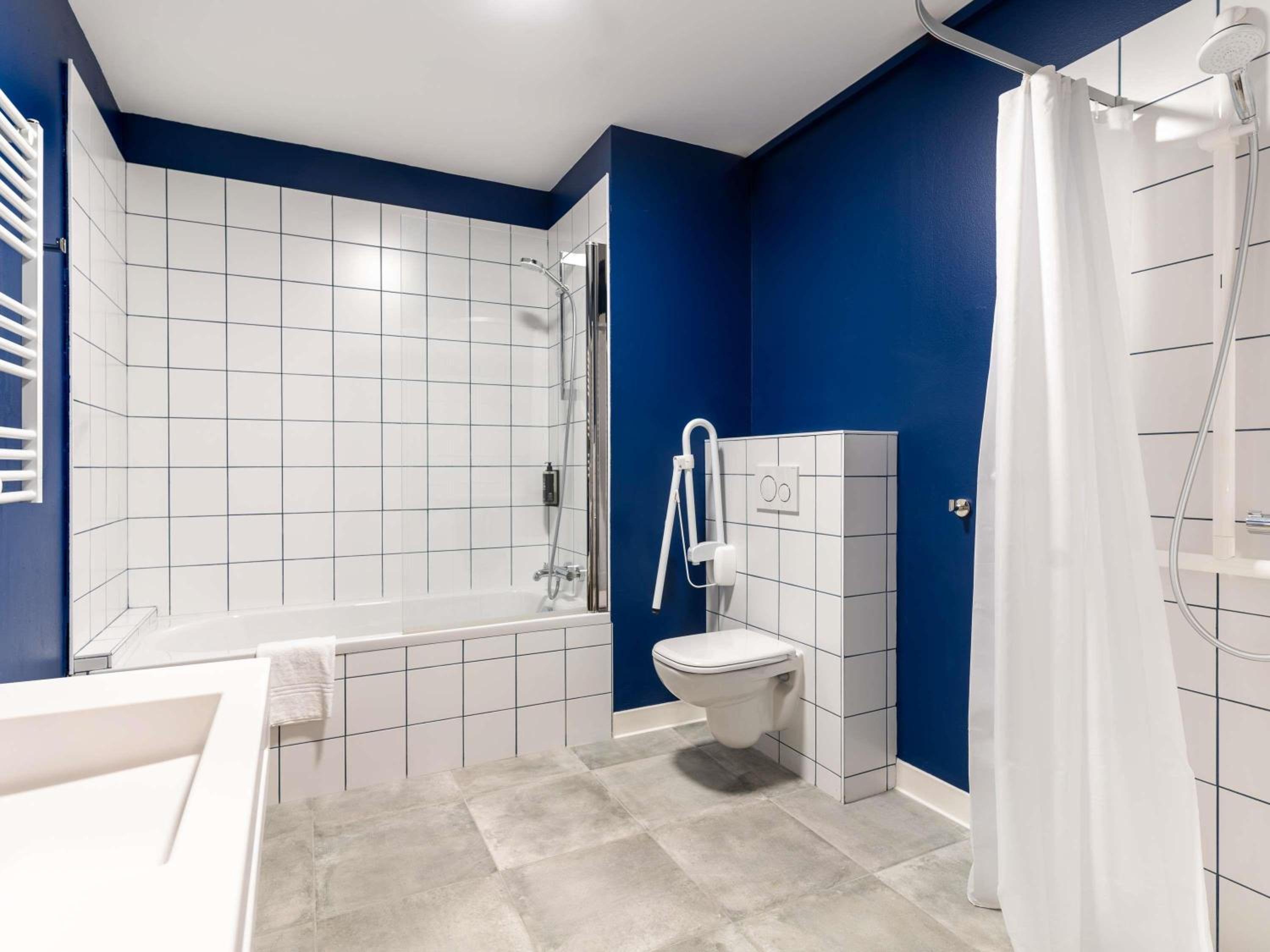 Accessible standard Room with One Double Bed and One Single Bed - Photo 3