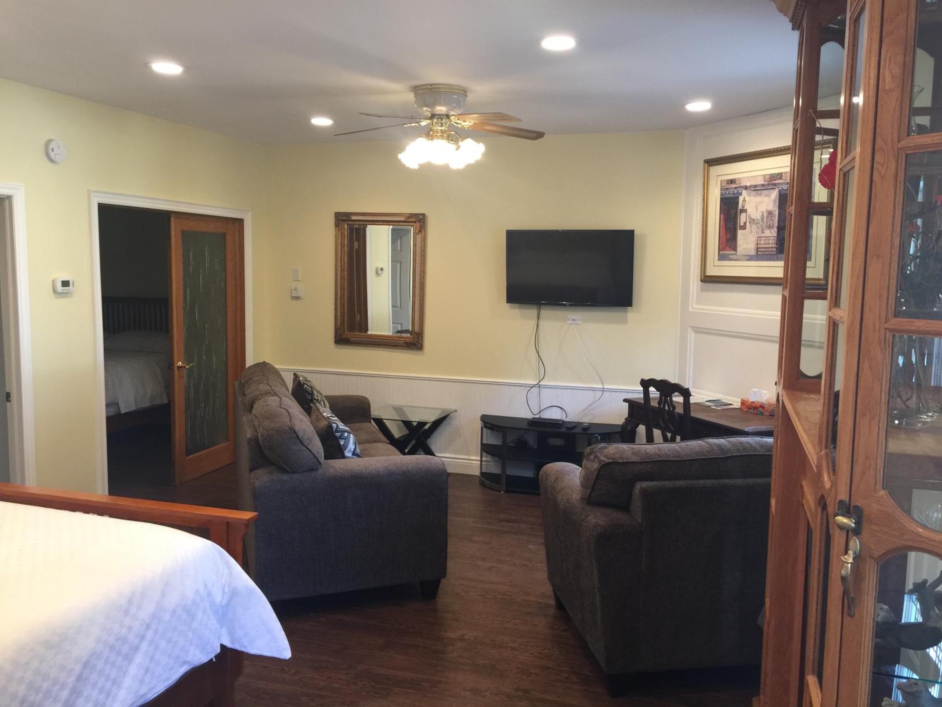 Deluxe Queen Suite
