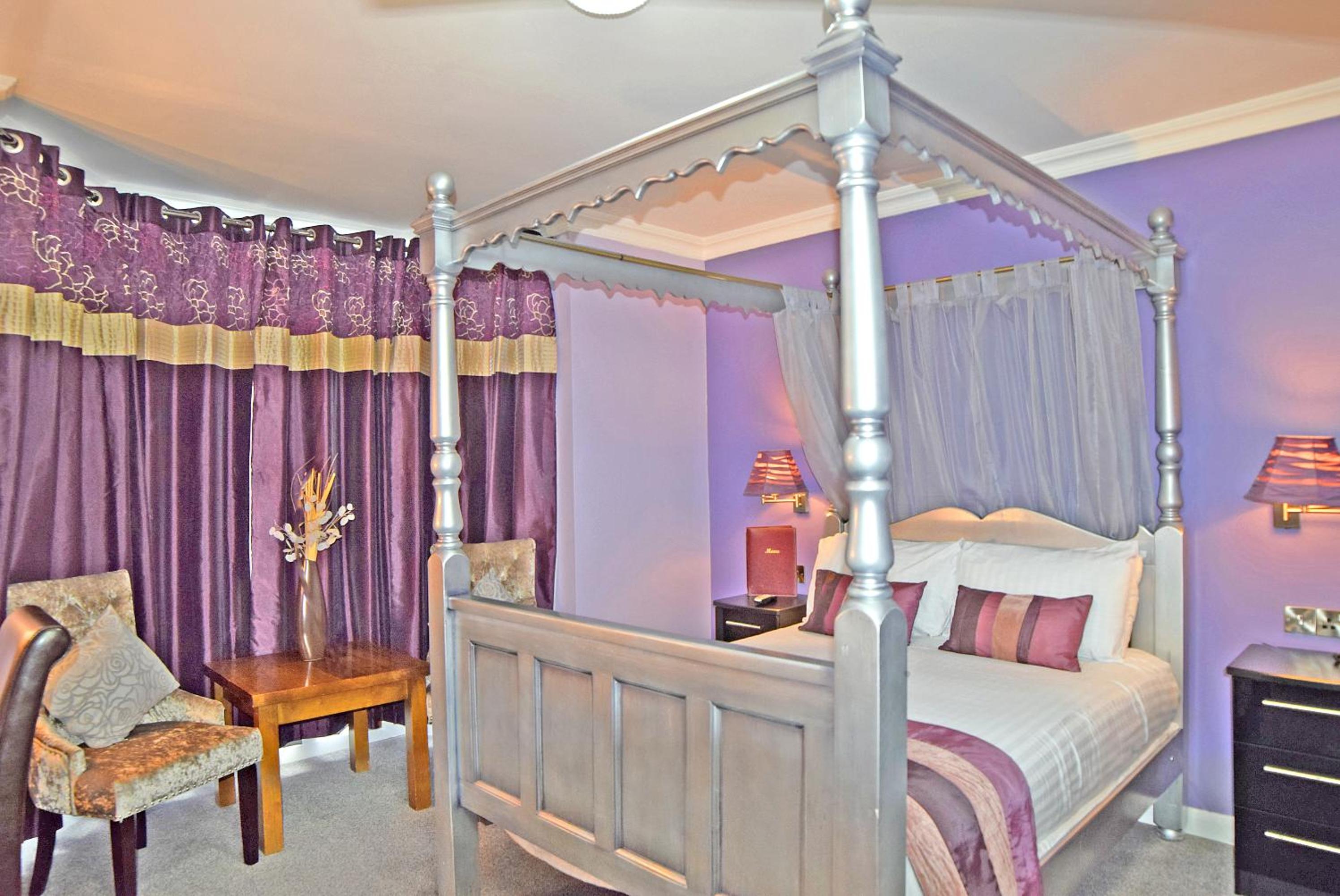 Four-poster Double with Spa Bath - Photo 4