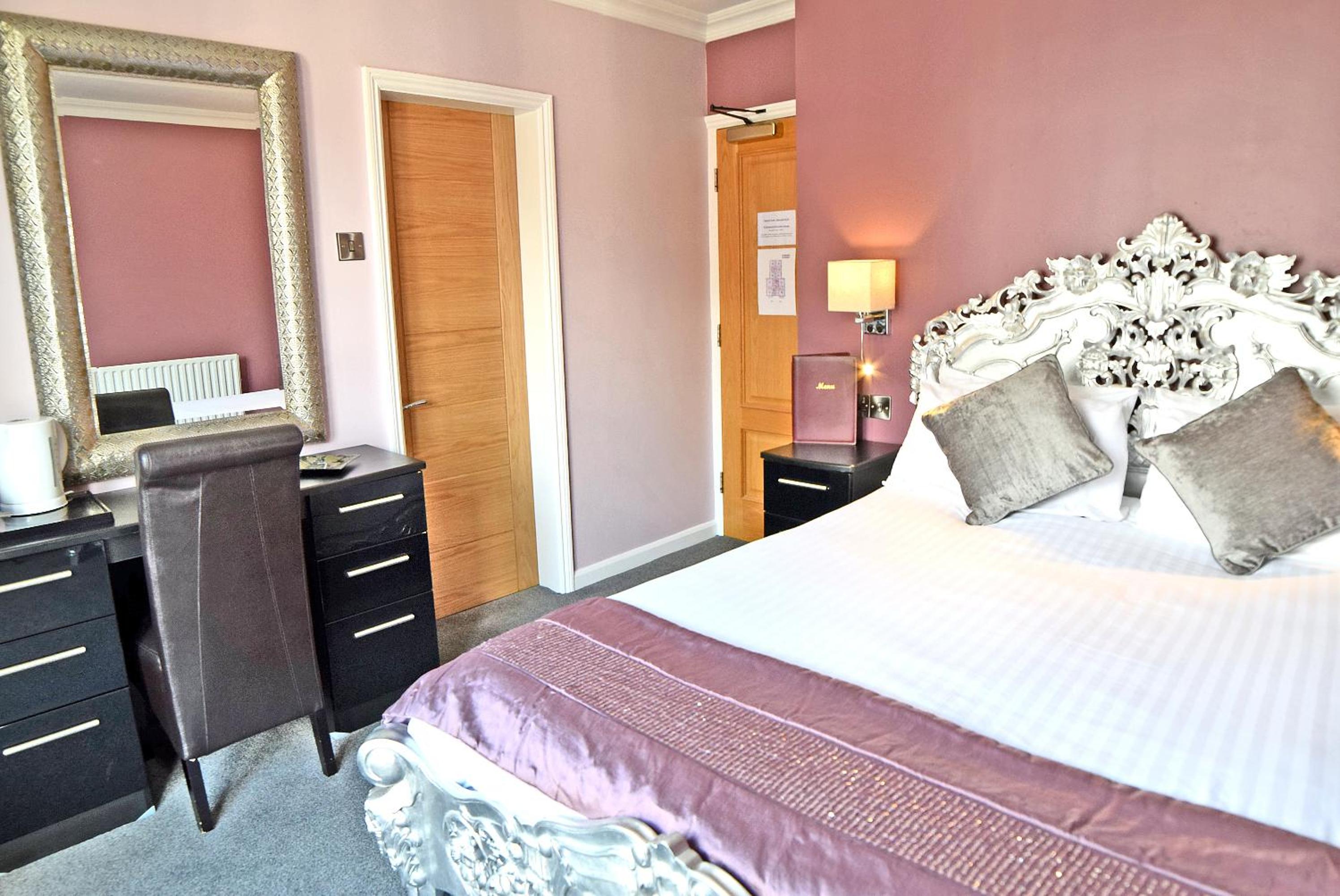 Executive Double with Balcony and Spa Bath - Photo 8