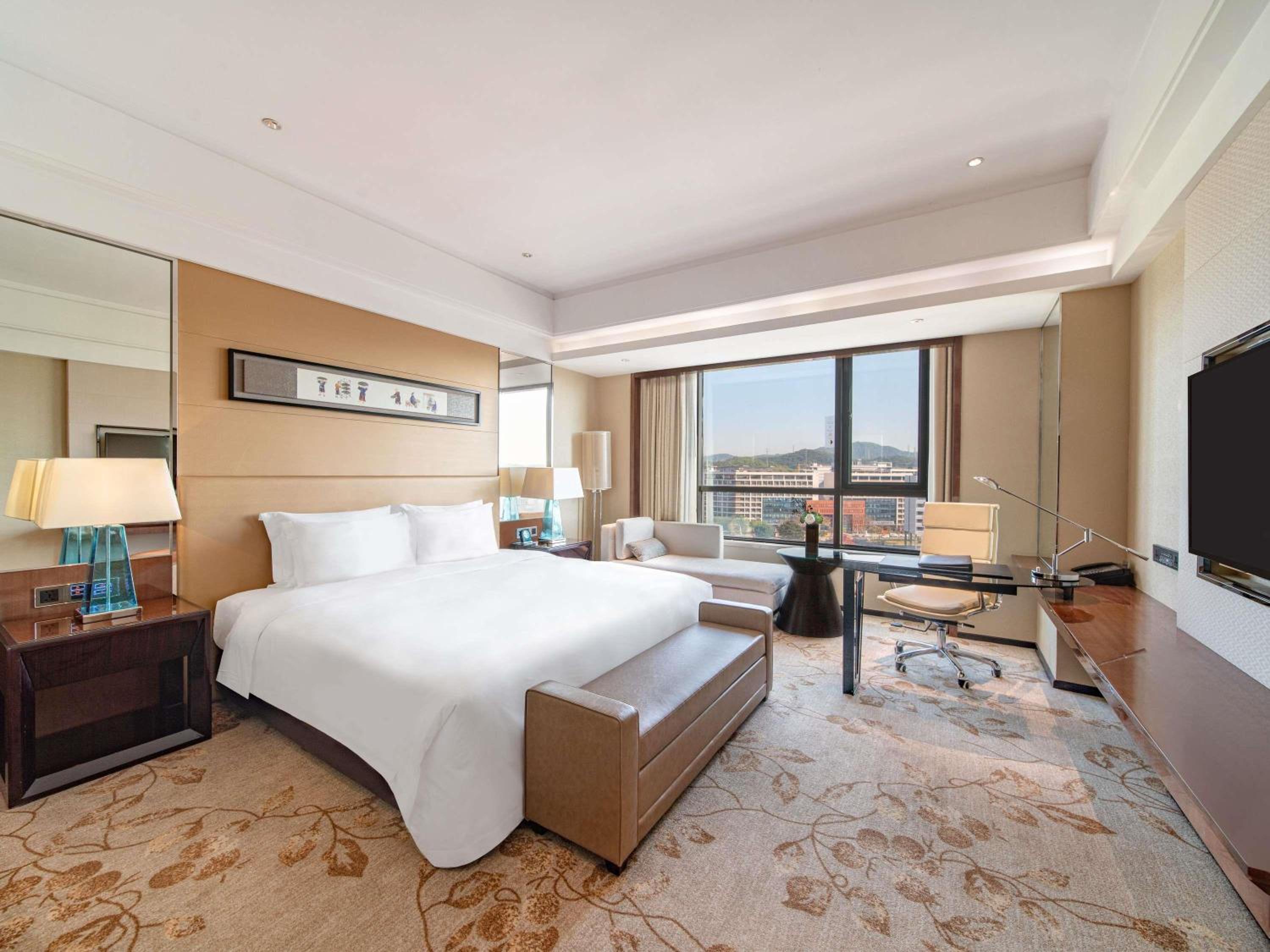 Swiss Executive King Room with Garden View - High Floor