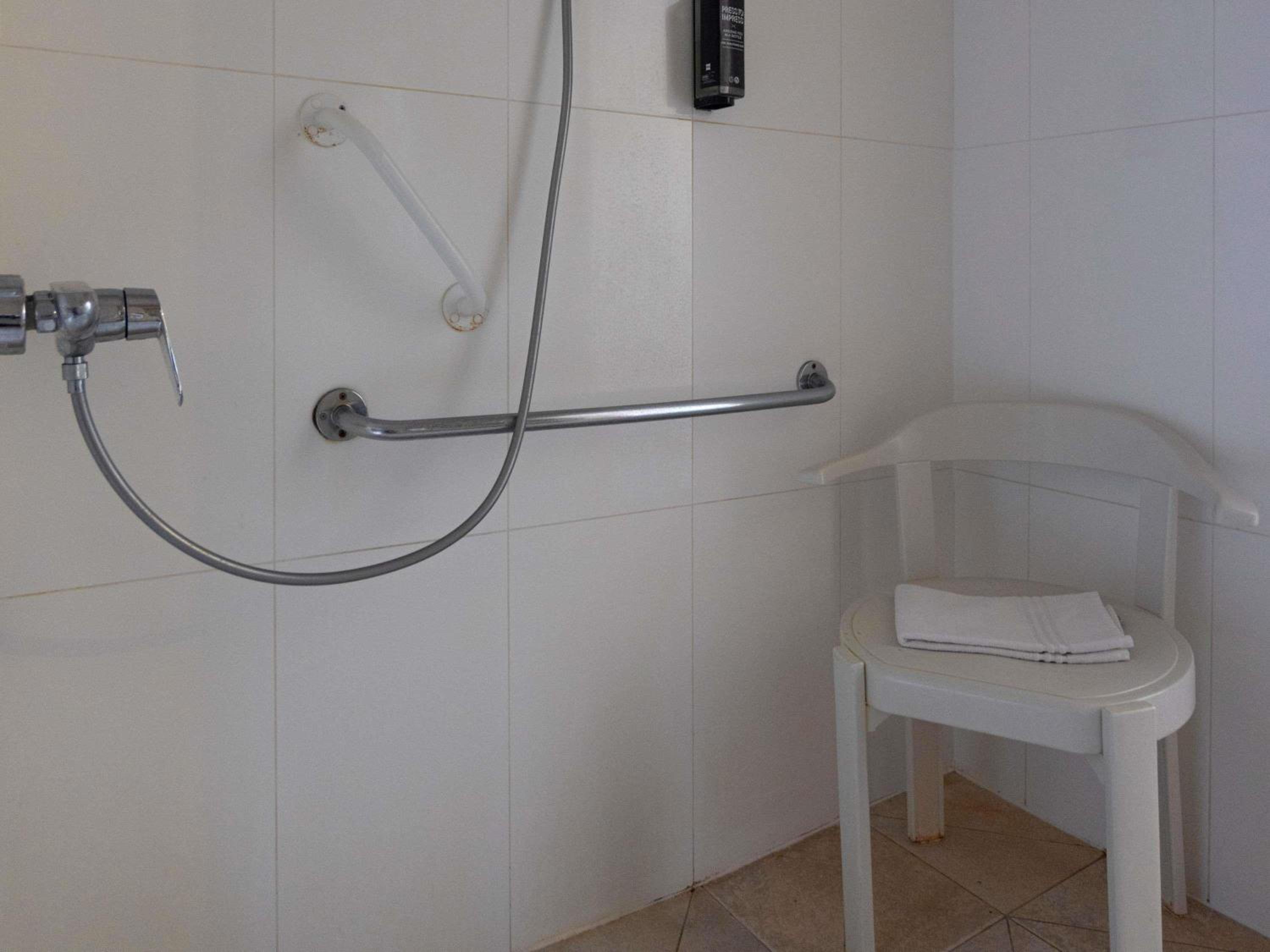 Accessible King Room - Photo 3
