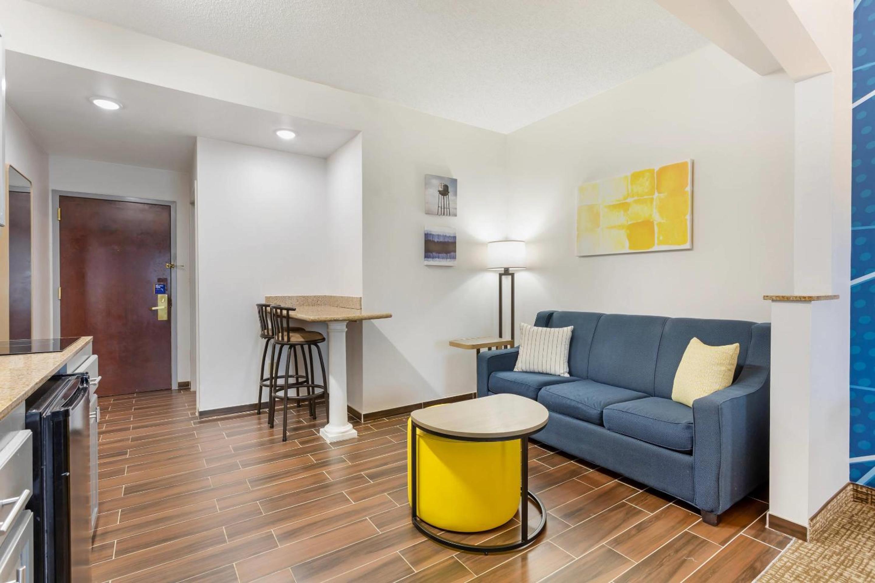 Efficiency One Room Suite with Sofa Bed - Non Smoking - Photo 4