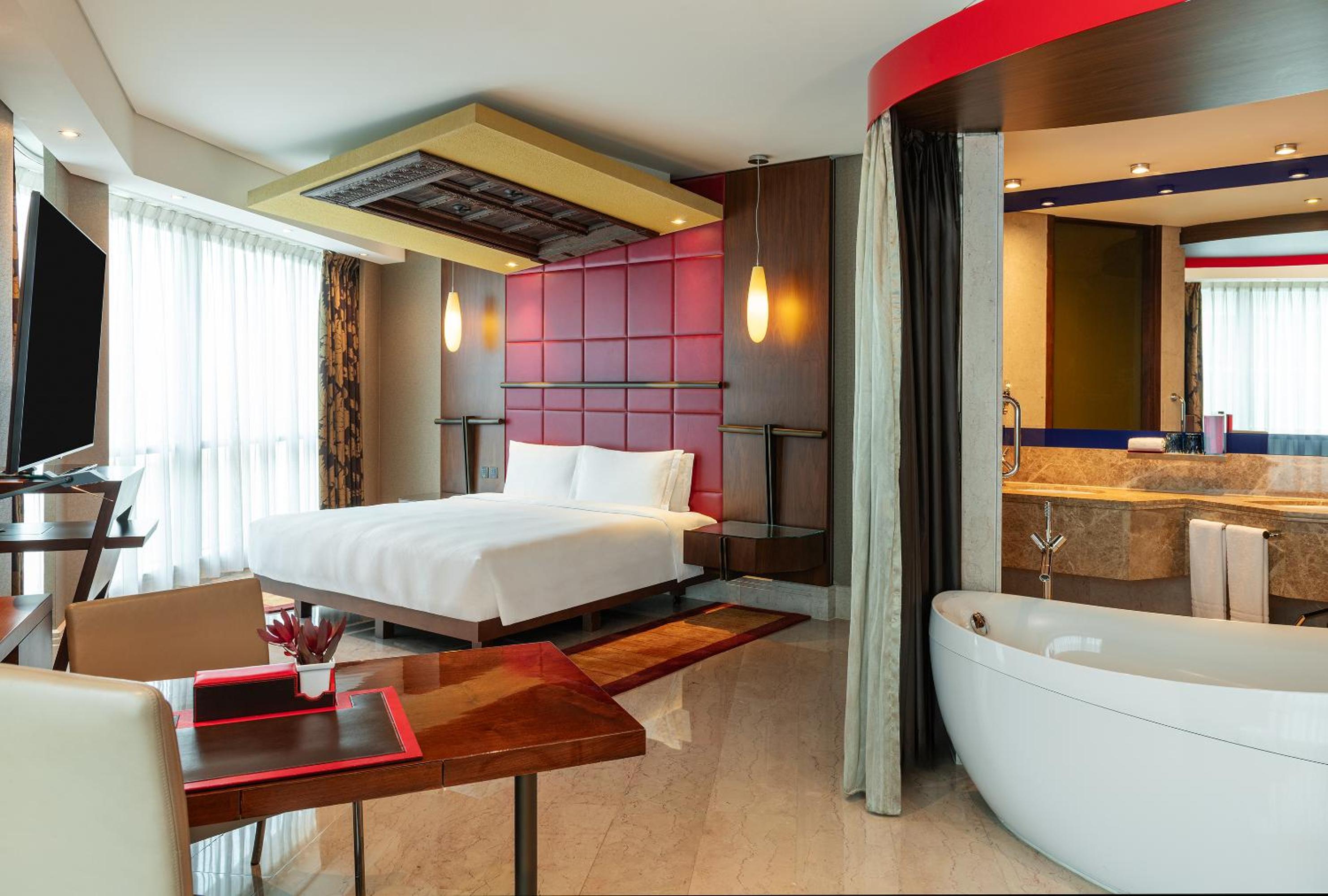 Deluxe King Room Golf View photo 2