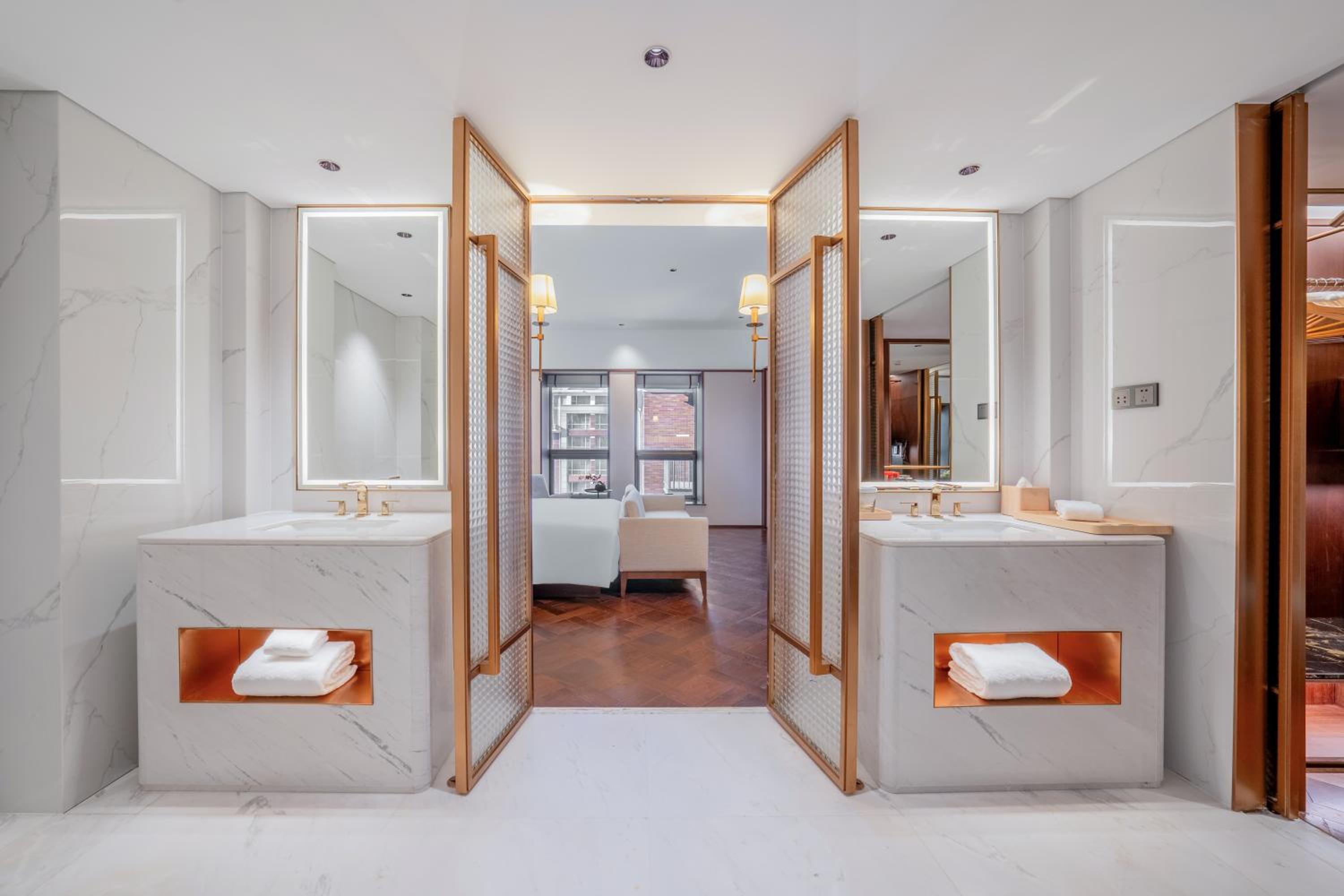 Executive Deluxe King Suite - Non-Smoking - Photo 1