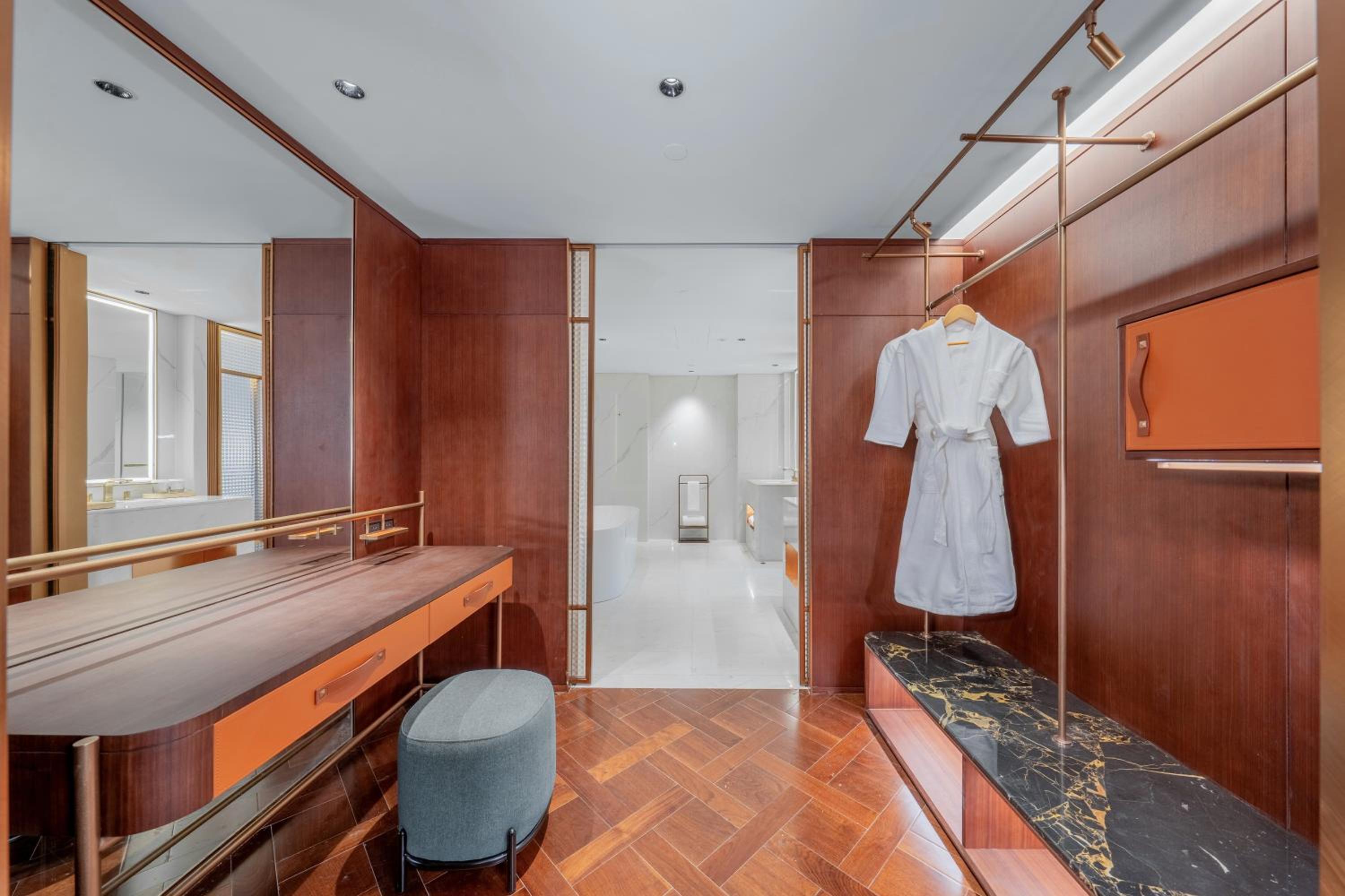 Executive Deluxe King Suite - Non-Smoking - Photo 5