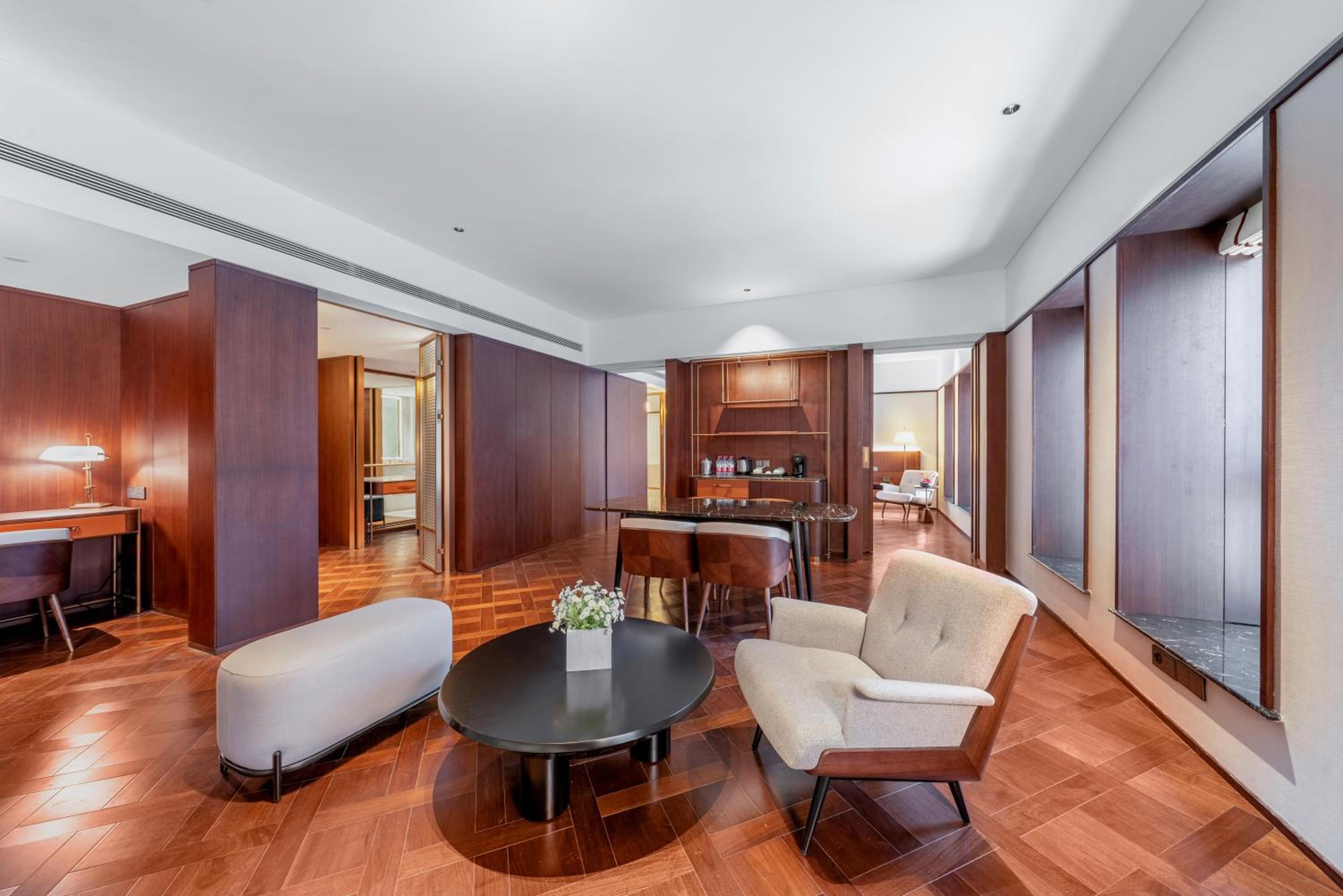 Executive Deluxe King Suite - Non-Smoking - Photo 3
