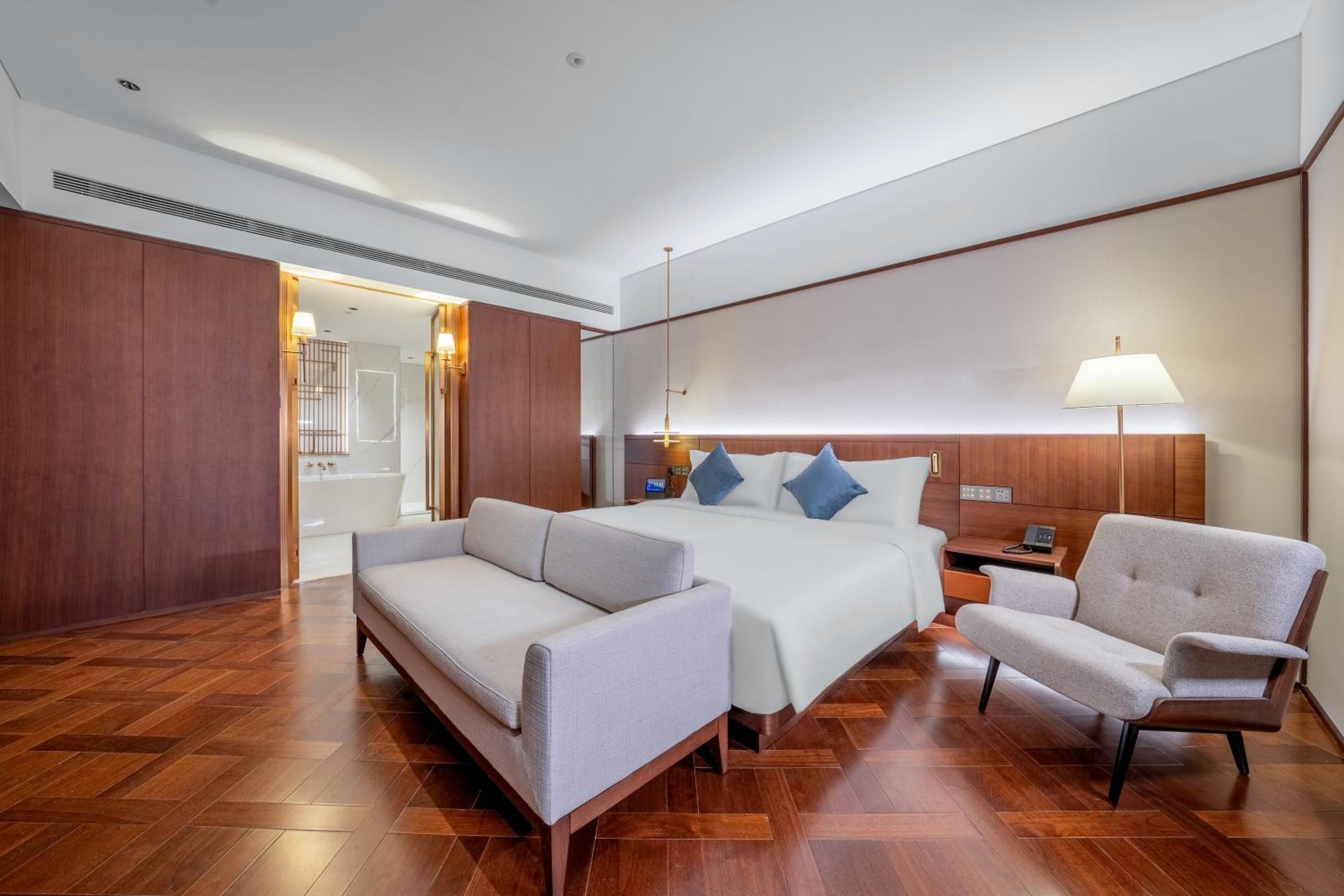 Executive Deluxe King Suite - Non-Smoking - Photo 2