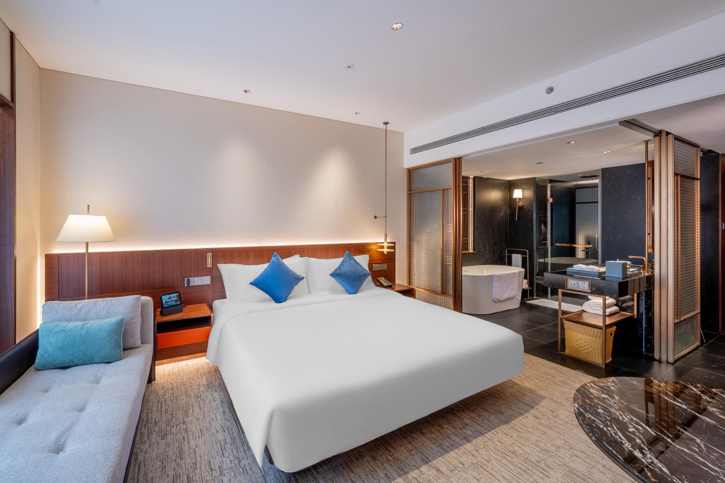 Executive King Room - Non-Smoking - Photo 2