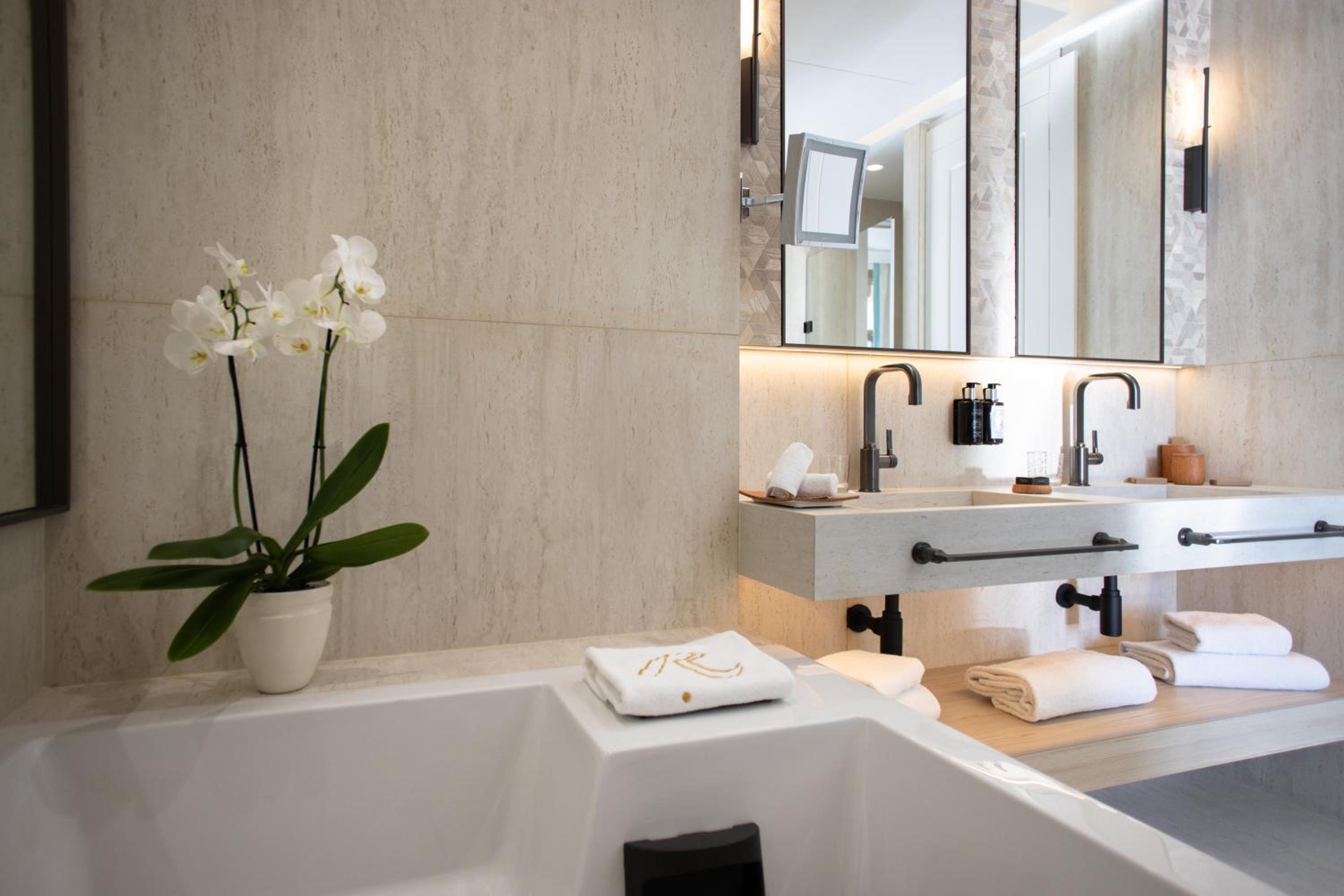 Suite with Terrace at Hotel Royal-Riviera