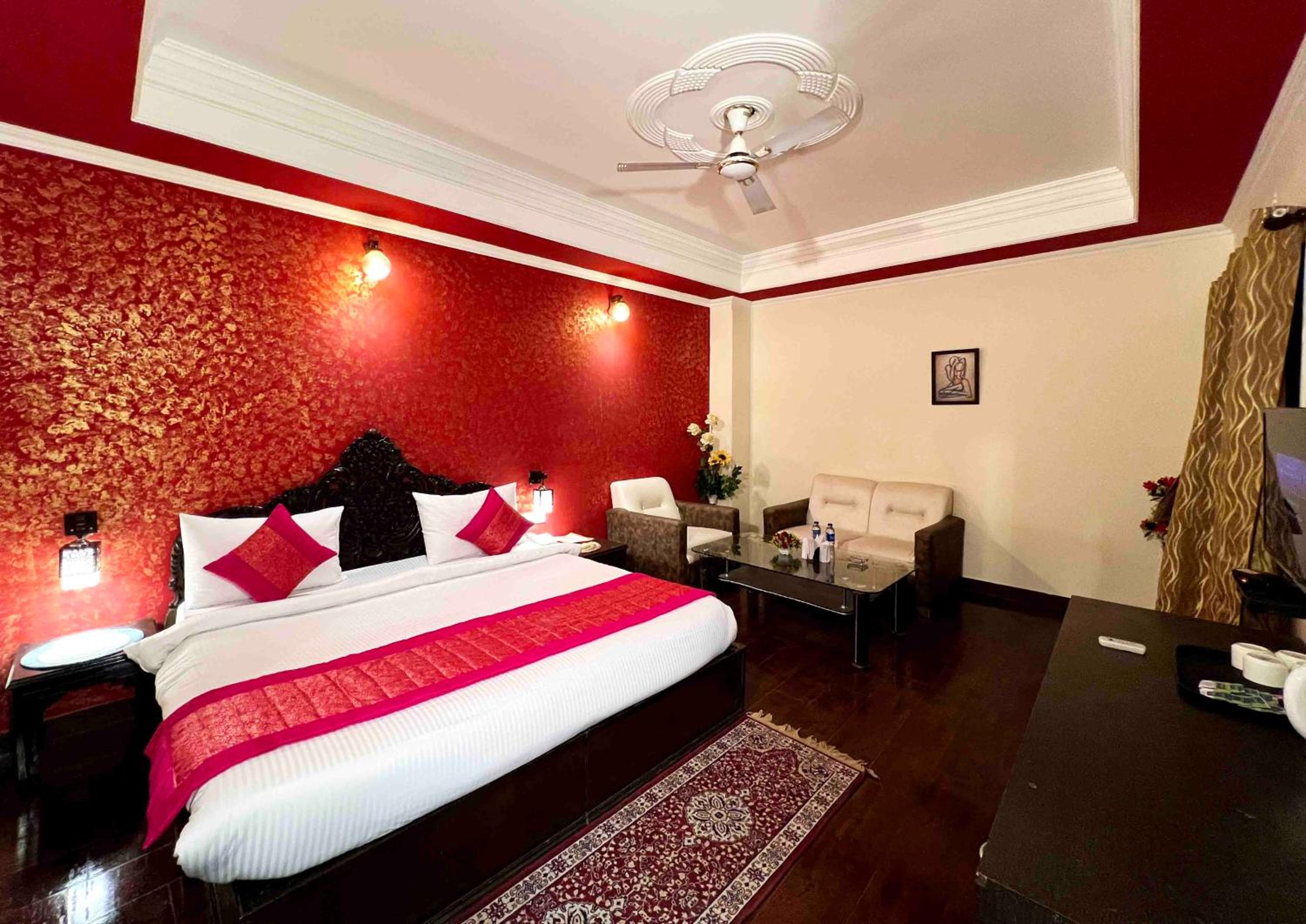 Executive Suite - Photo 4