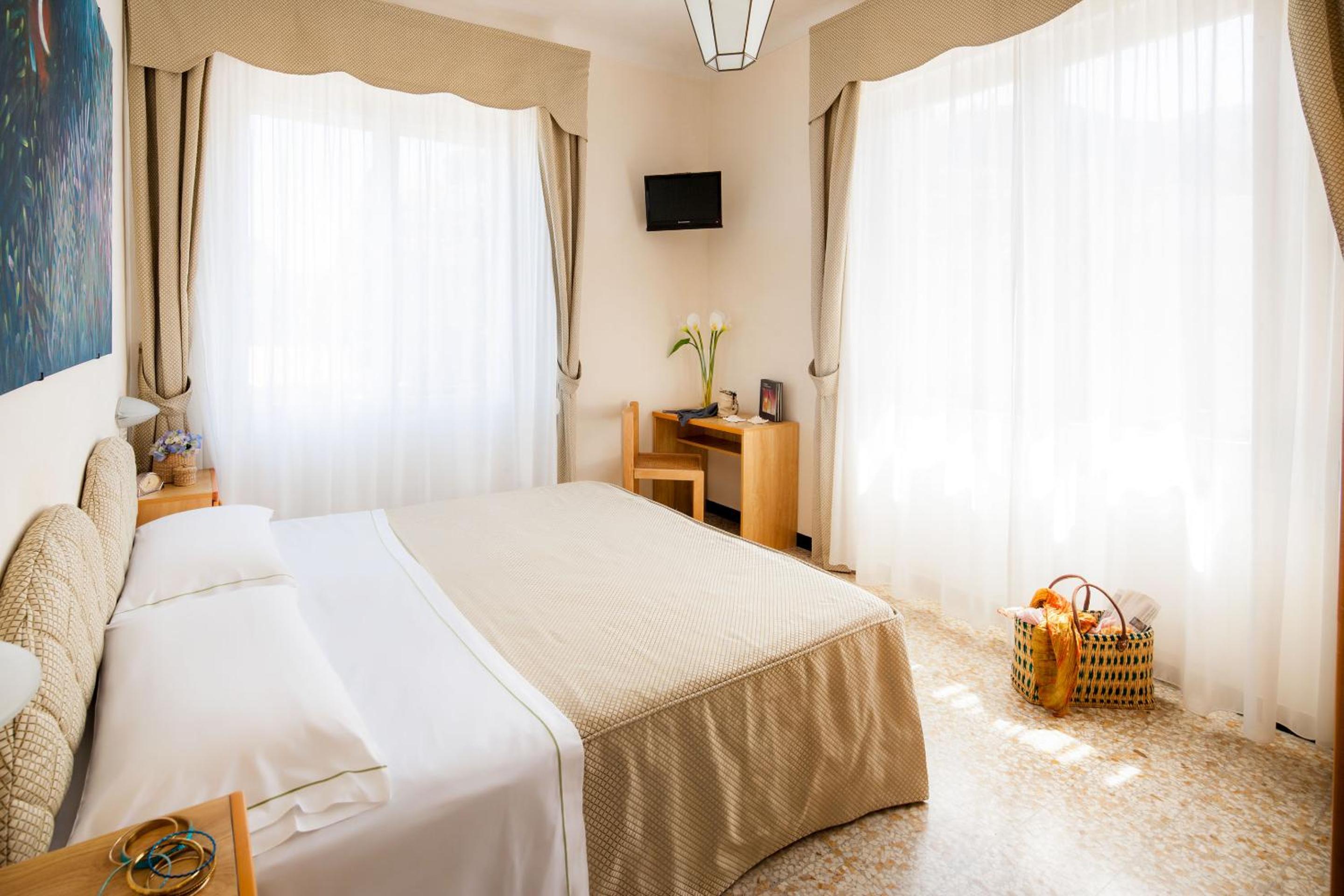 Deluxe Double Room with Hill View - Photo 1