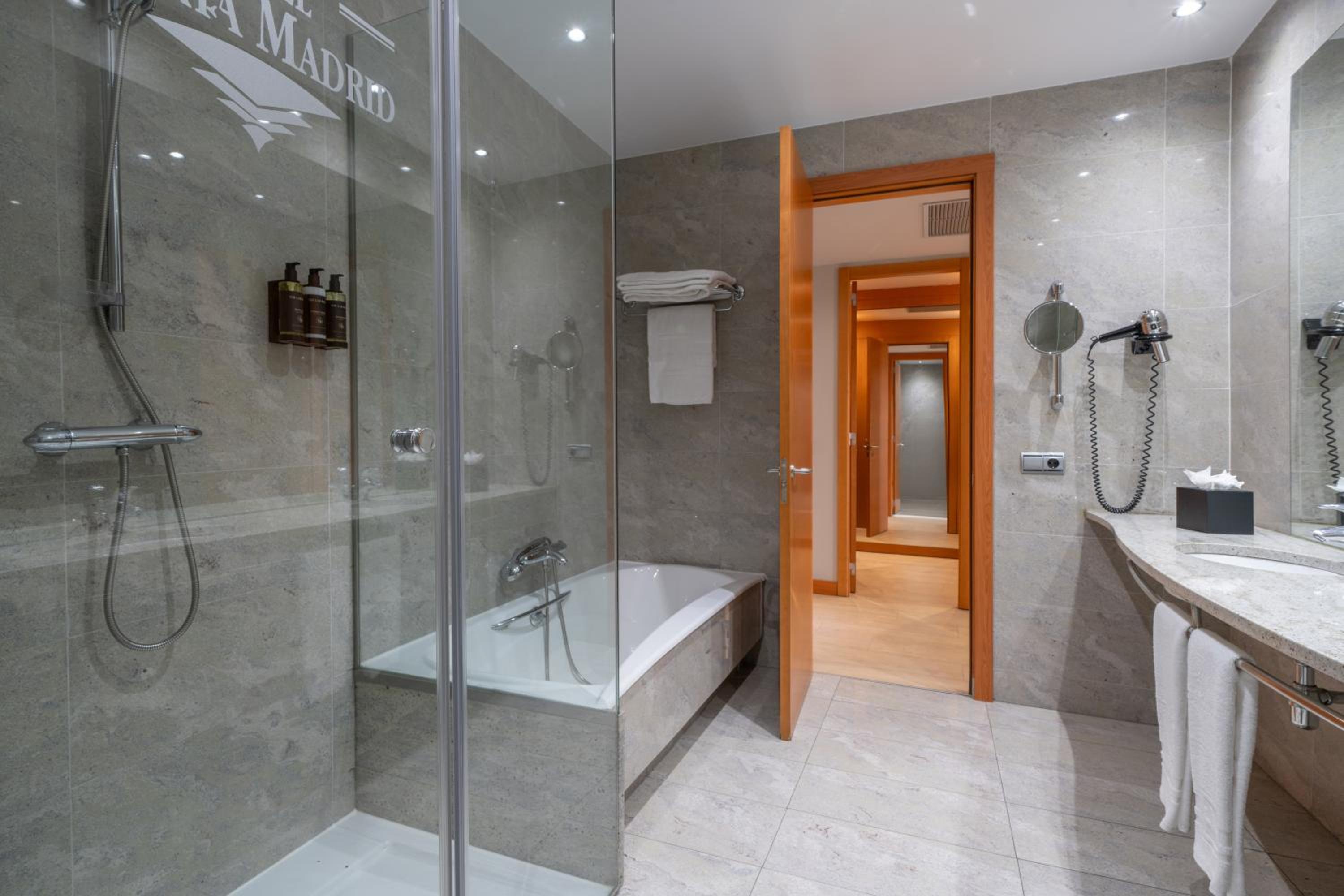 Deluxe Suite - Photo 8