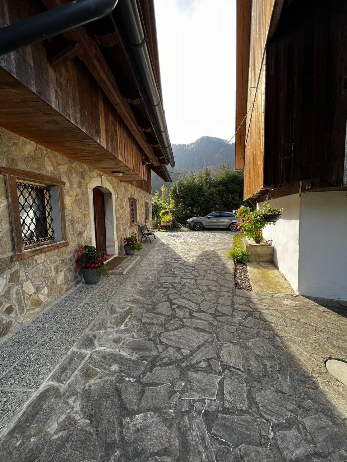 Five-Bedroom House photo 1