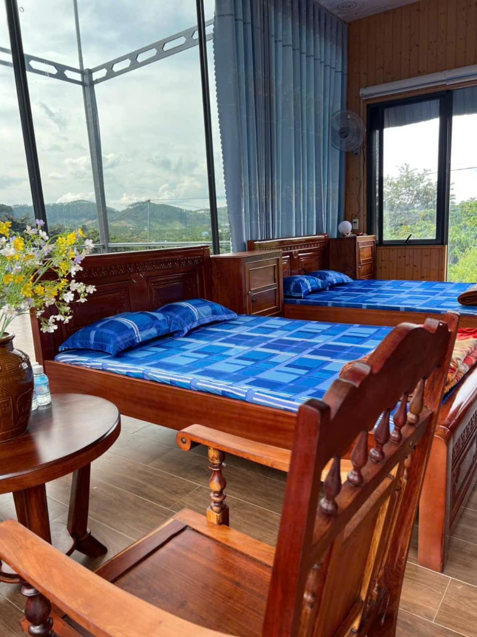 Family Room with Mountain View photo 3