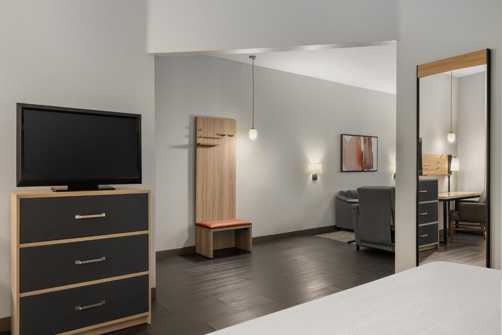 One-Bedroom Queen Suite - Photo 7