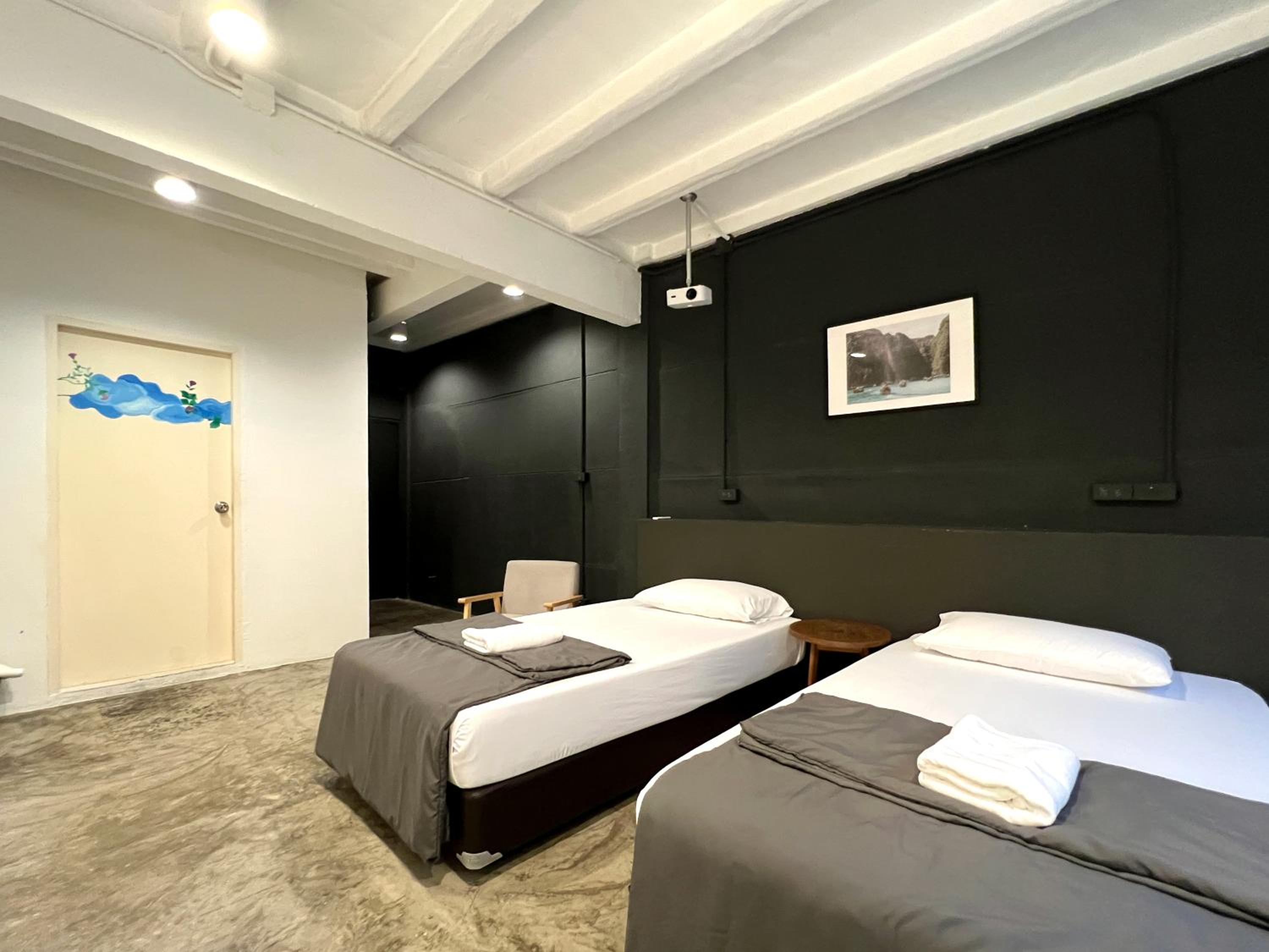 Large Twin Room - Photo 2