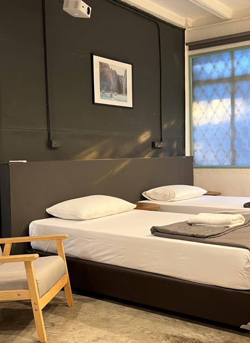 Large Twin Room - Photo 3