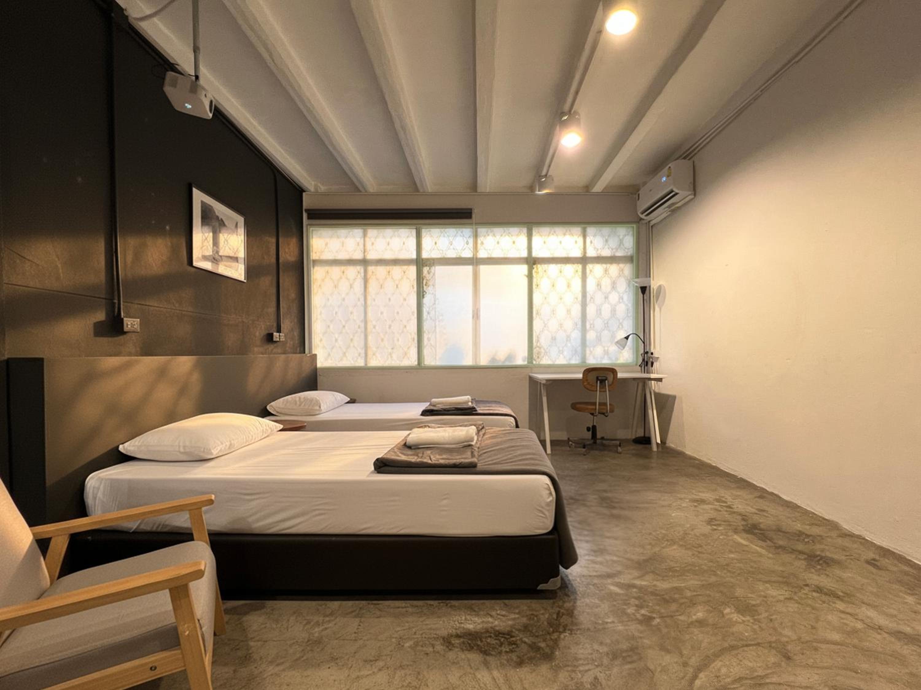 Large Twin Room - Photo 7