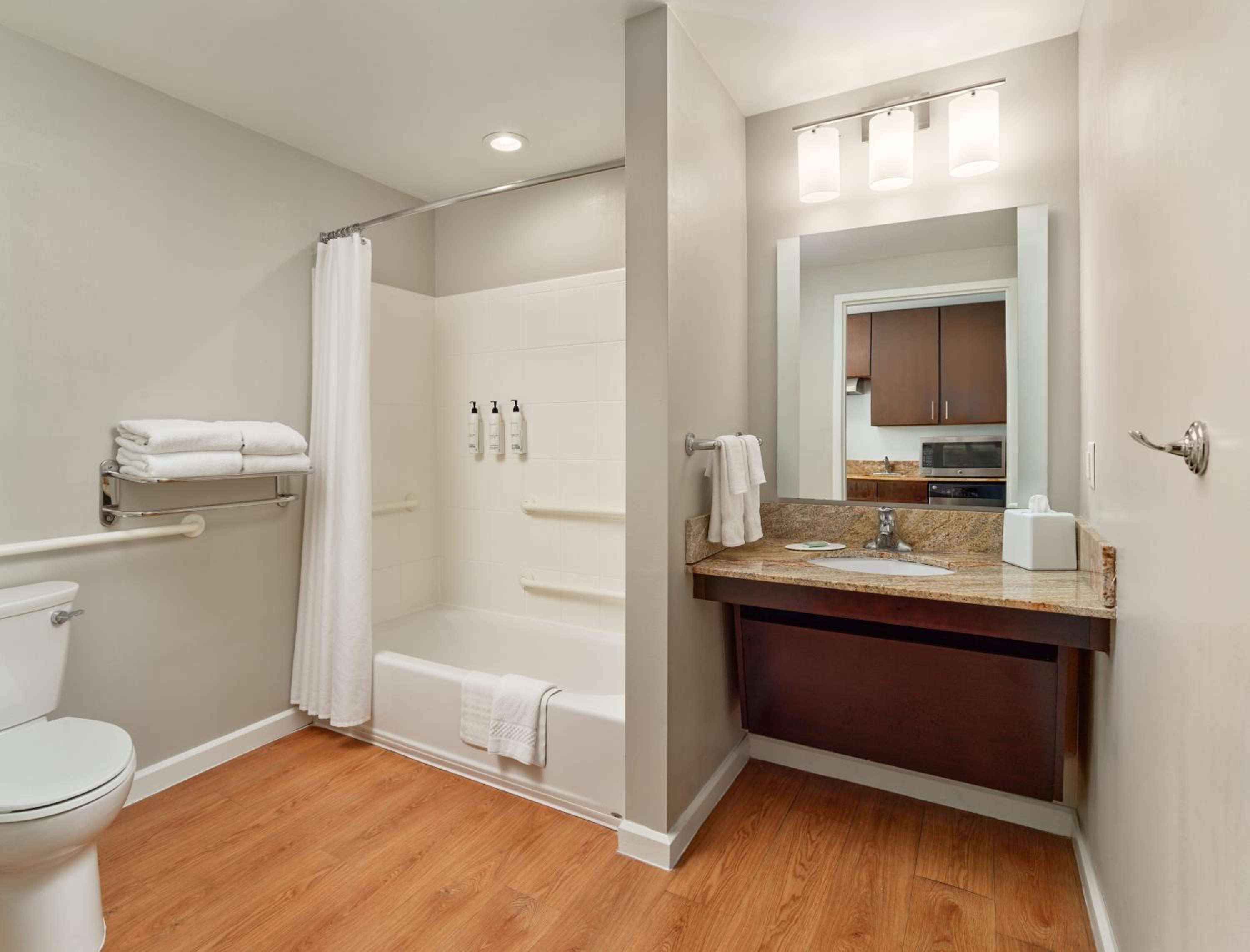 Studio Queen Suite with Sofa Bed - Mobility/Hearing Access with Tub