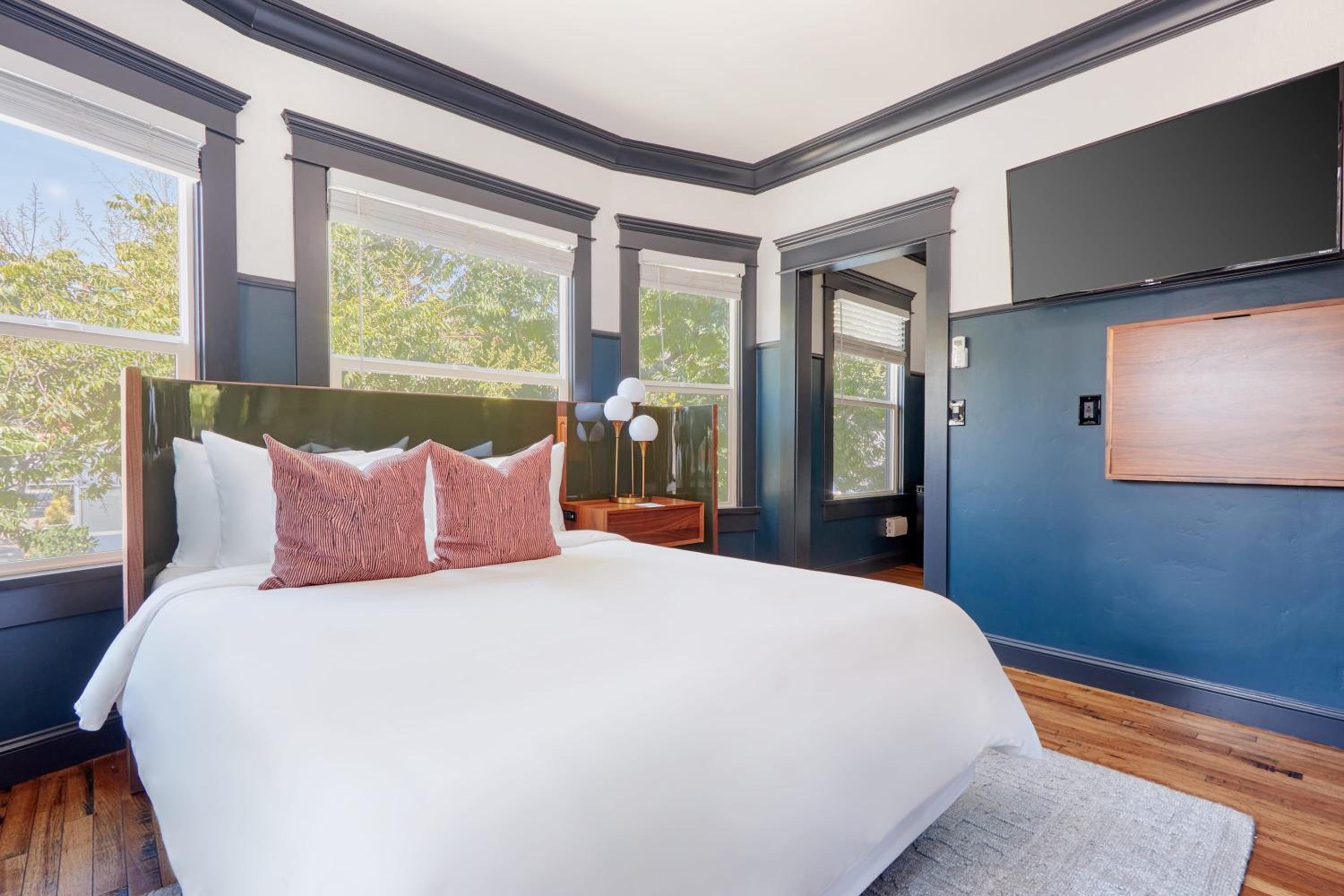 Queen Room (Self Check-in with Virtual Front Desk)