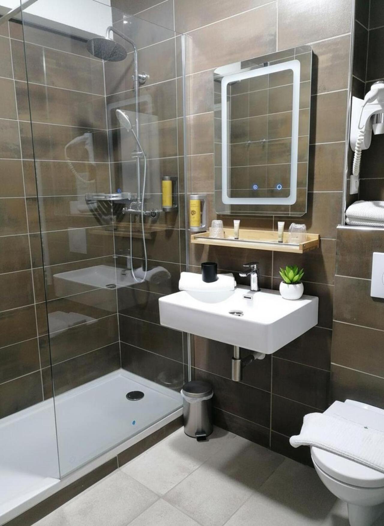 Triple Room Shower-1 Large Bed and 1 Single Bed photo 2