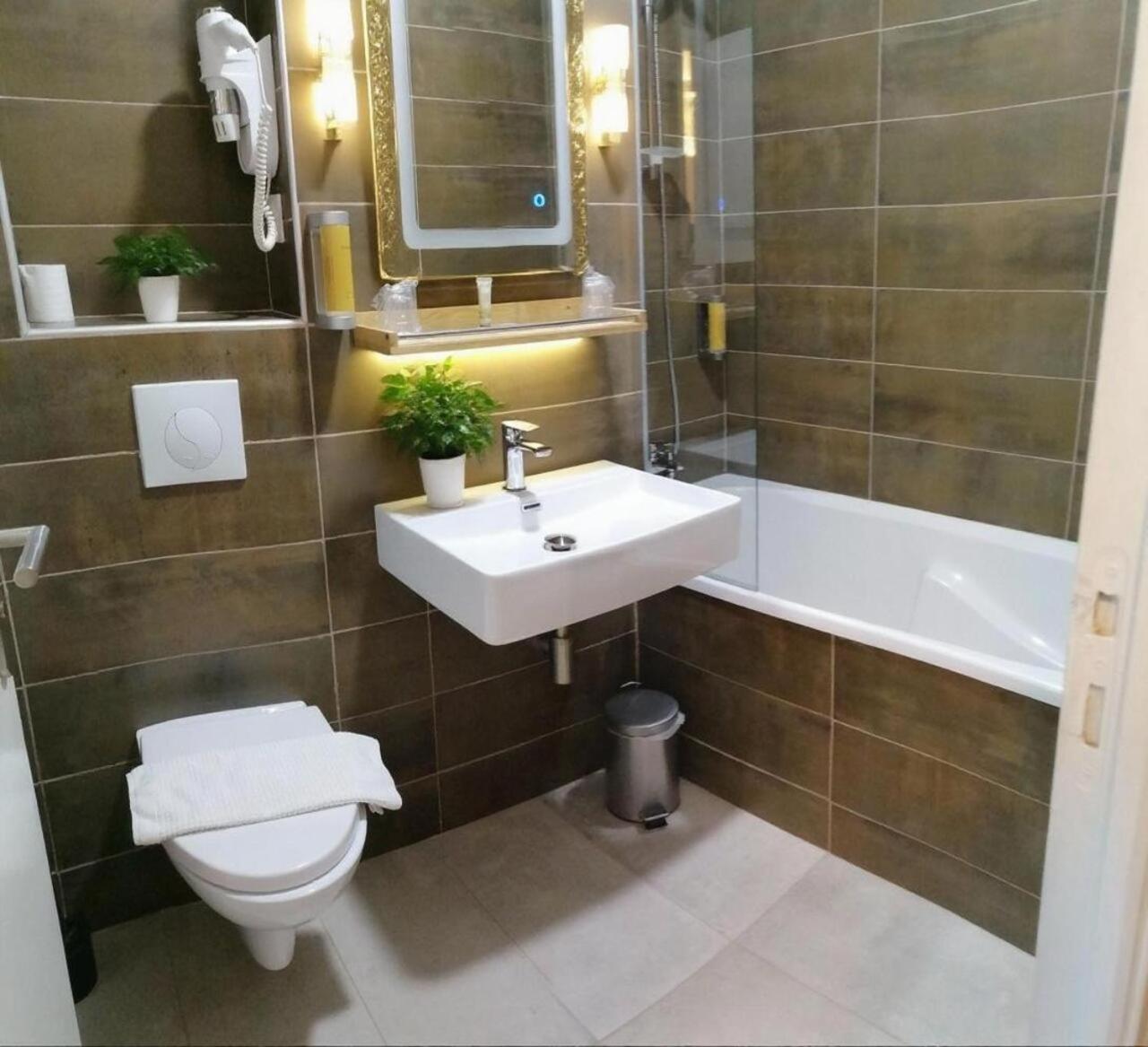 Triple Room with Bath - 3 Single Beds photo 3