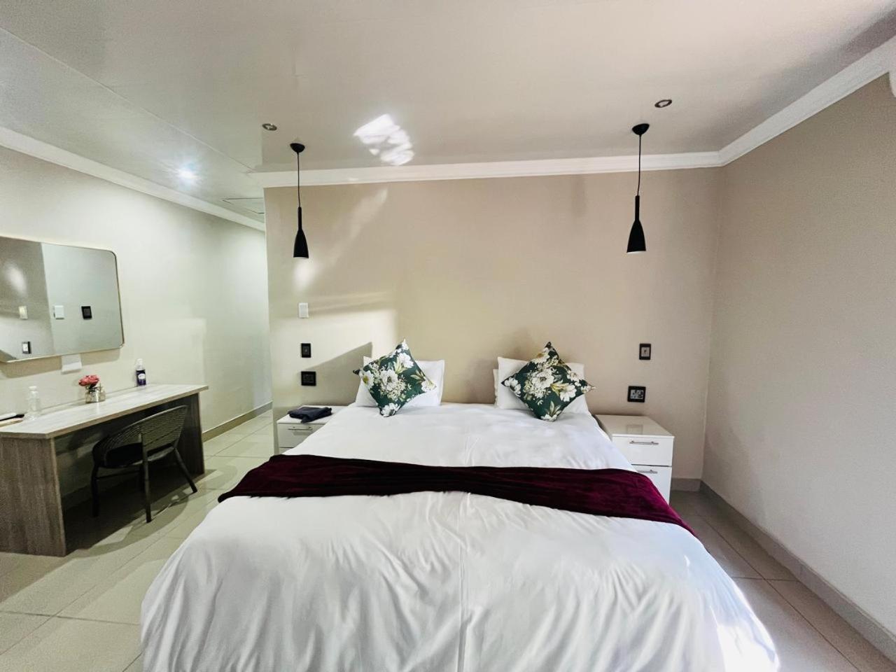 Standard Queen Room photo 2