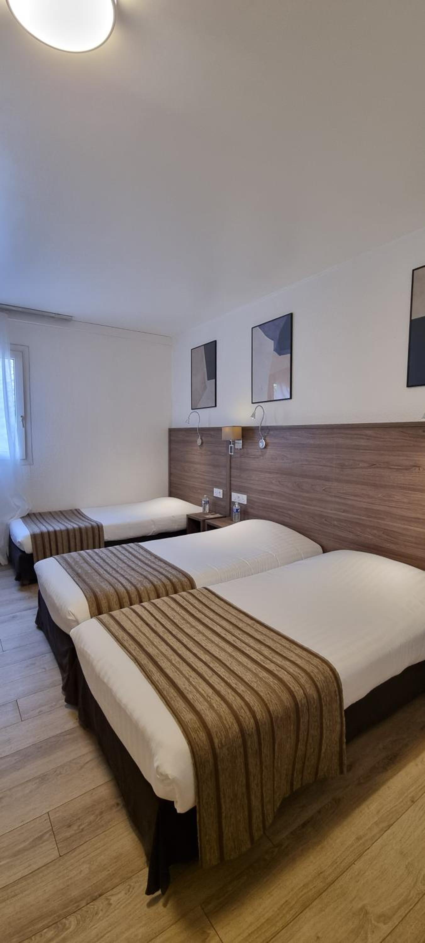 Triple Room Shower-1 Large Bed and 1 Single Bed photo 3