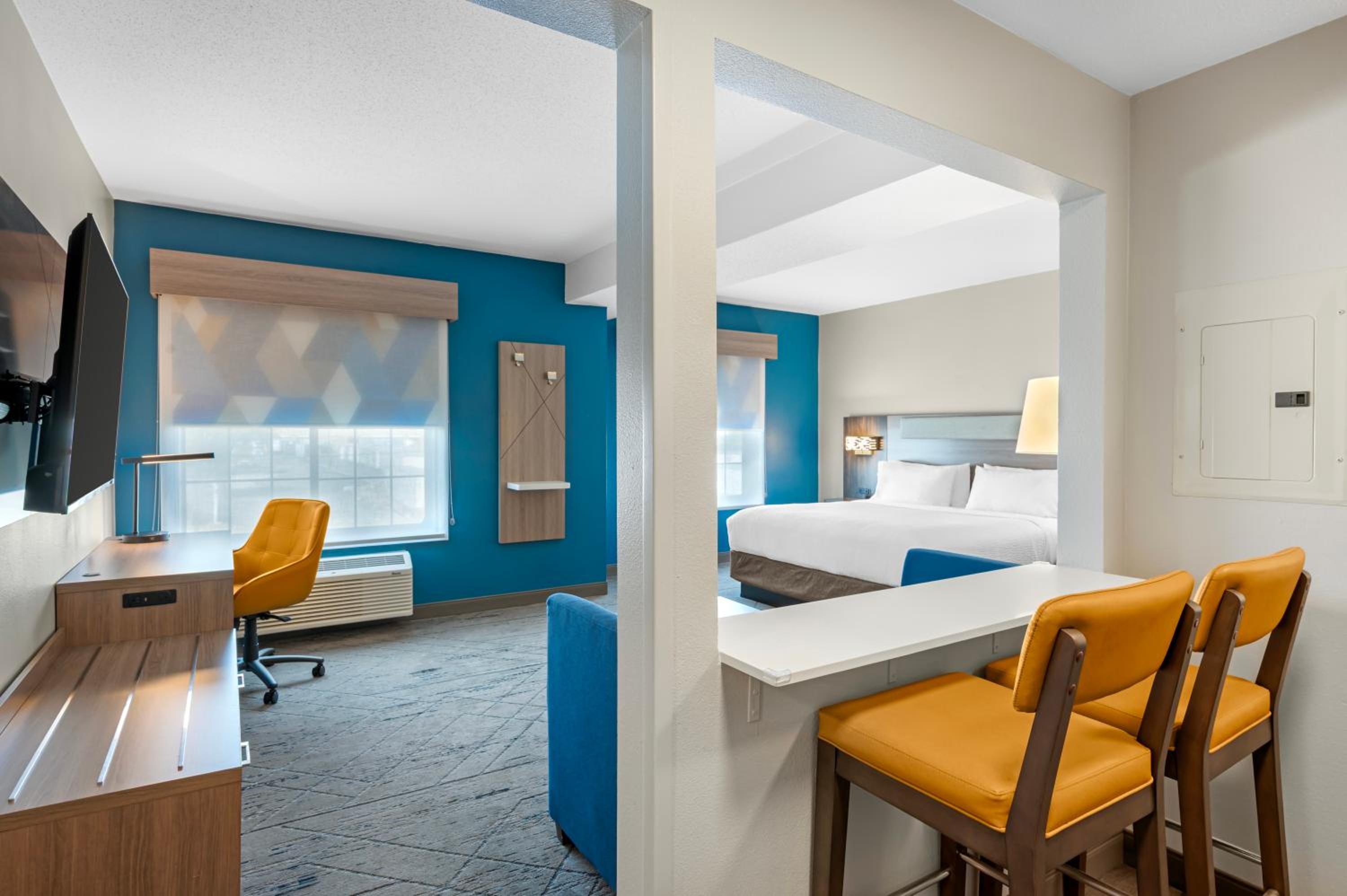 Deluxe King Room with Mobility Accessible Tub - Non-Smoking - Photo 2
