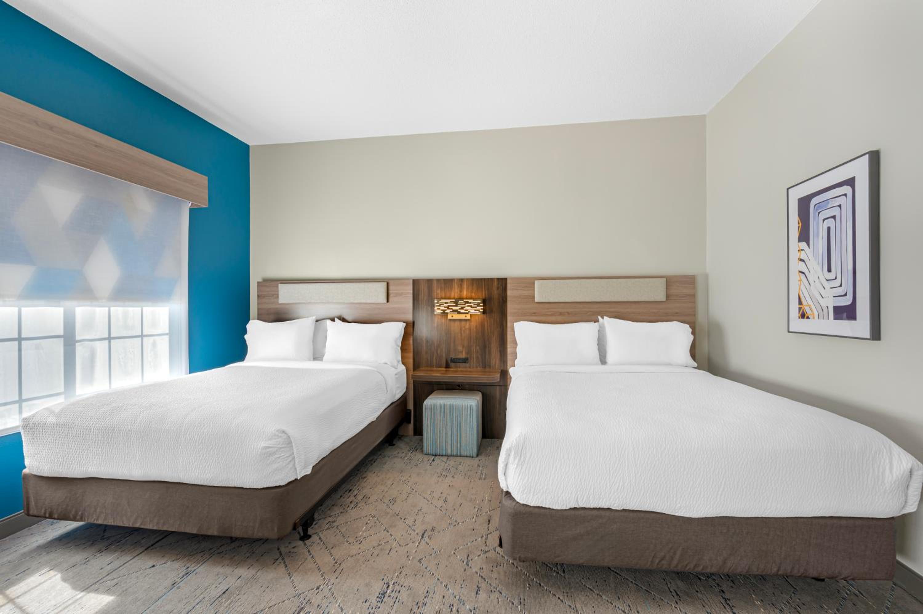 Standard Queen Room with Two Queen Beds and Mobility Accessible Tub - Photo 2