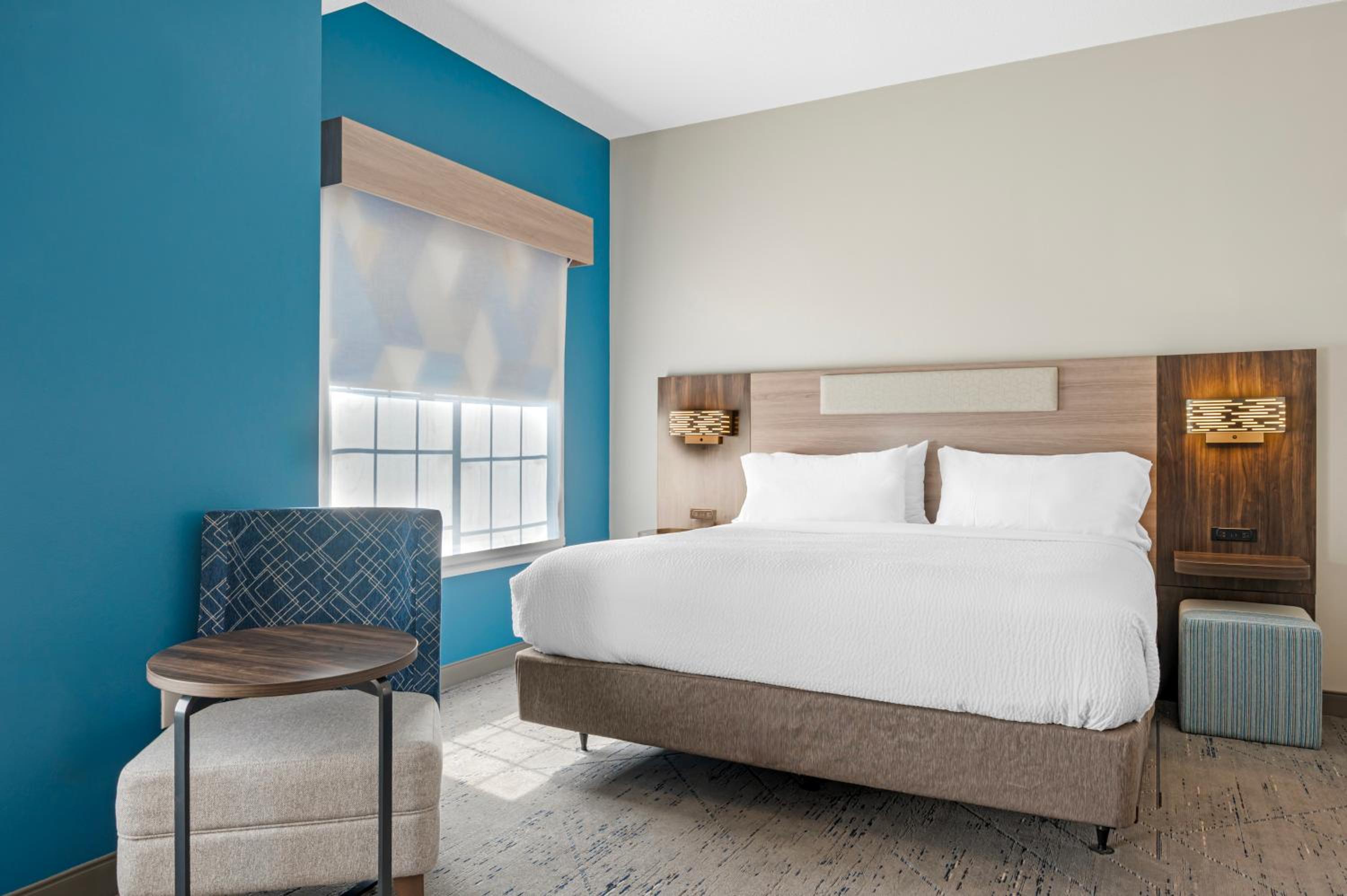 Standard King Room with Mobility Accessible Tub - Photo 4