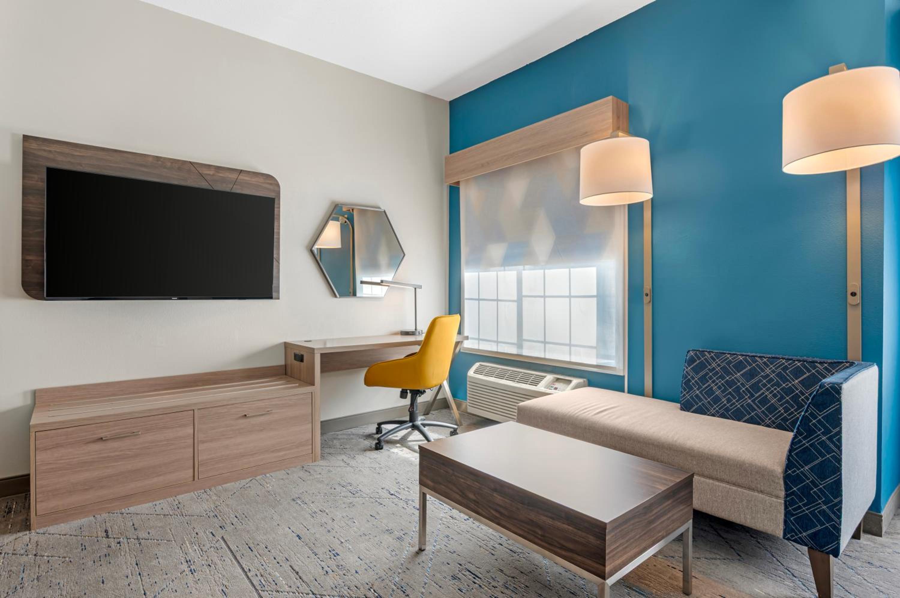 Standard Queen Room with Two Queen Beds and Mobility Accessible Tub - Photo 4
