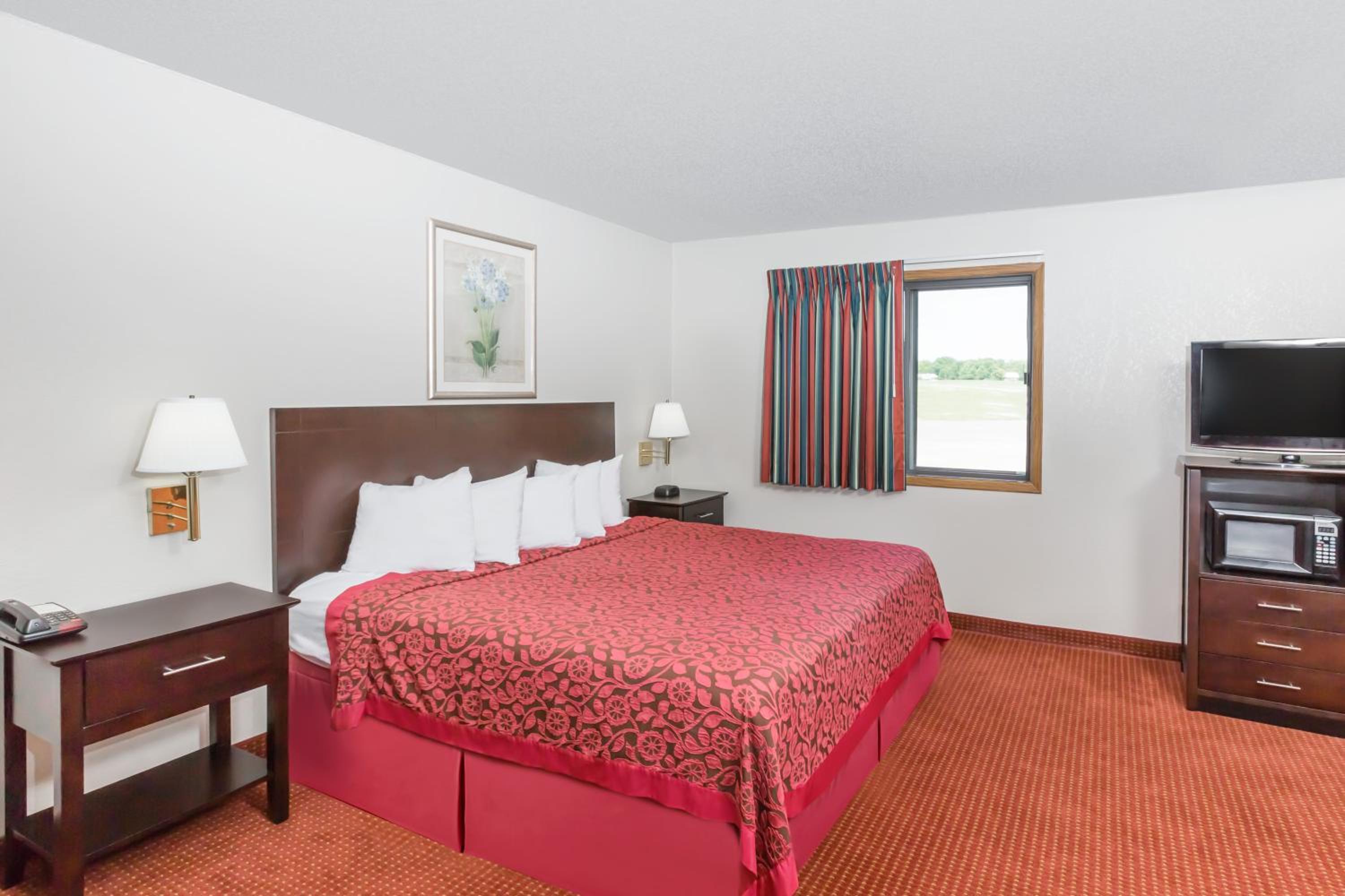 Deluxe King Suite - Non-Smoking - Photo 8