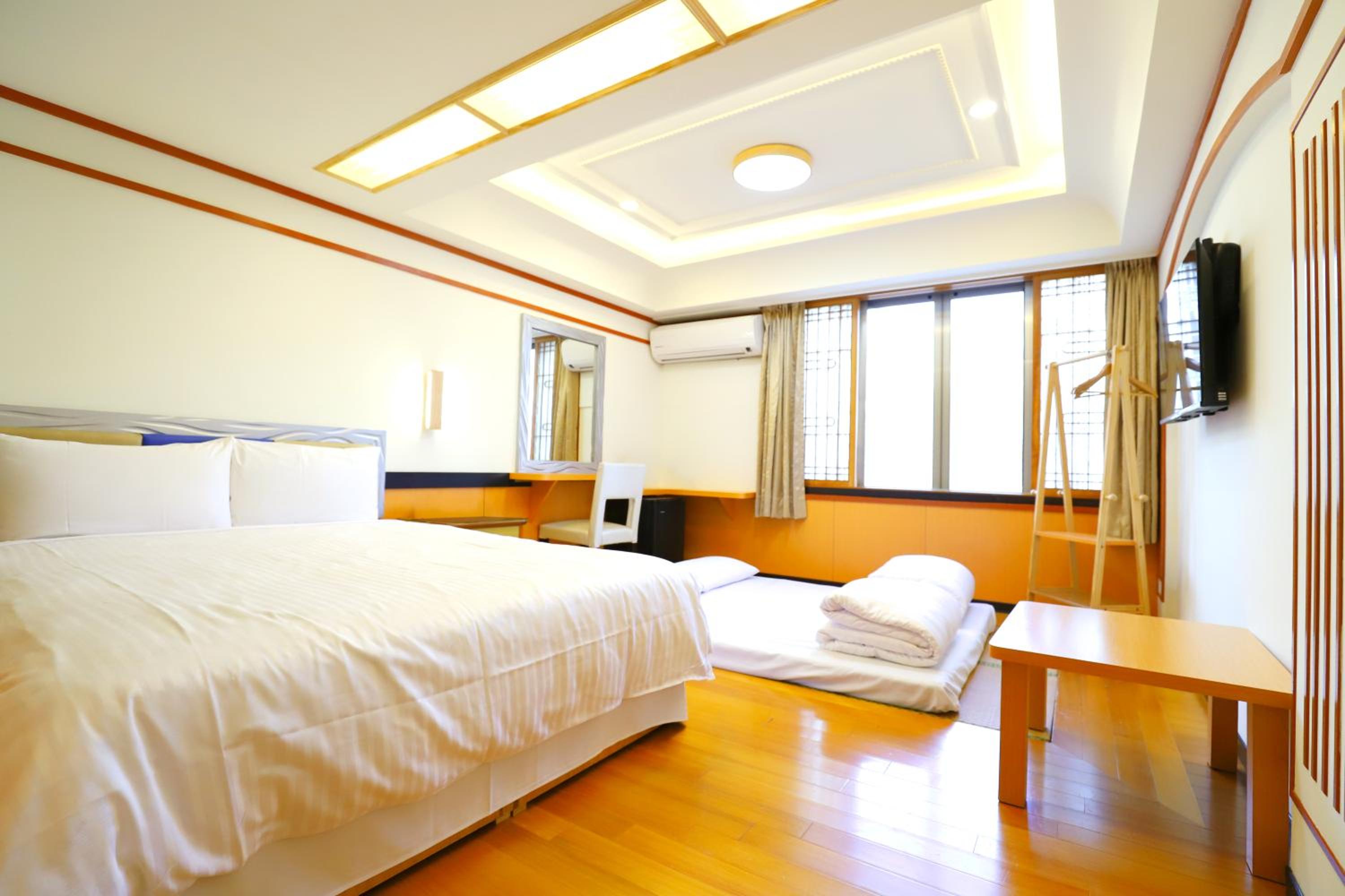 Double Room with Additional Japanese-Style Double Futon photo 3