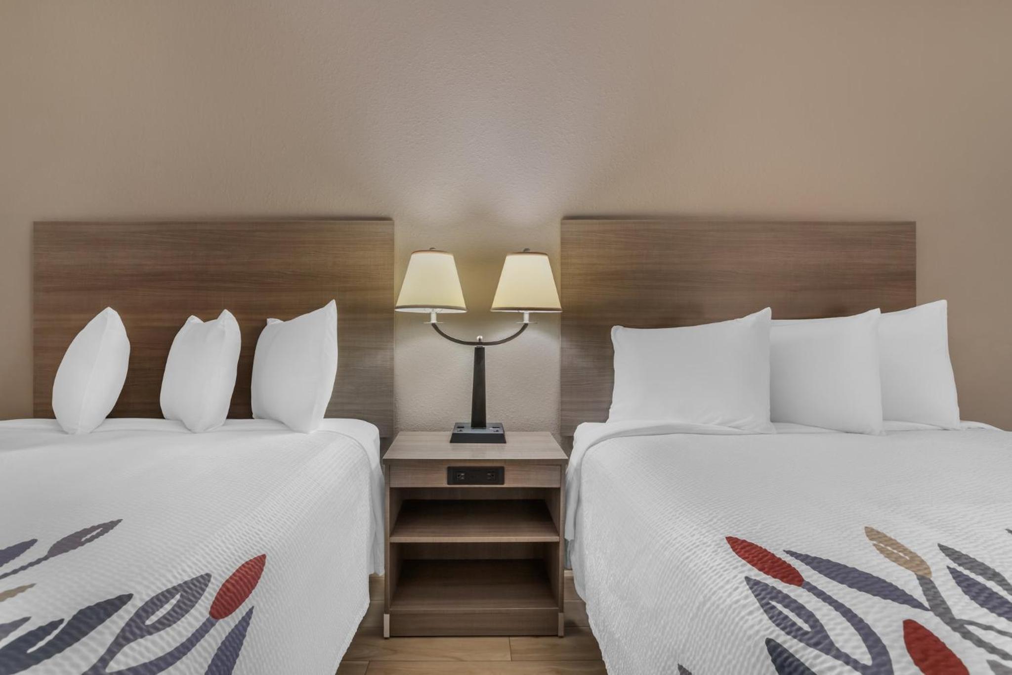 Deluxe Room with Two Queen Beds Non-Smoking - Photo 3