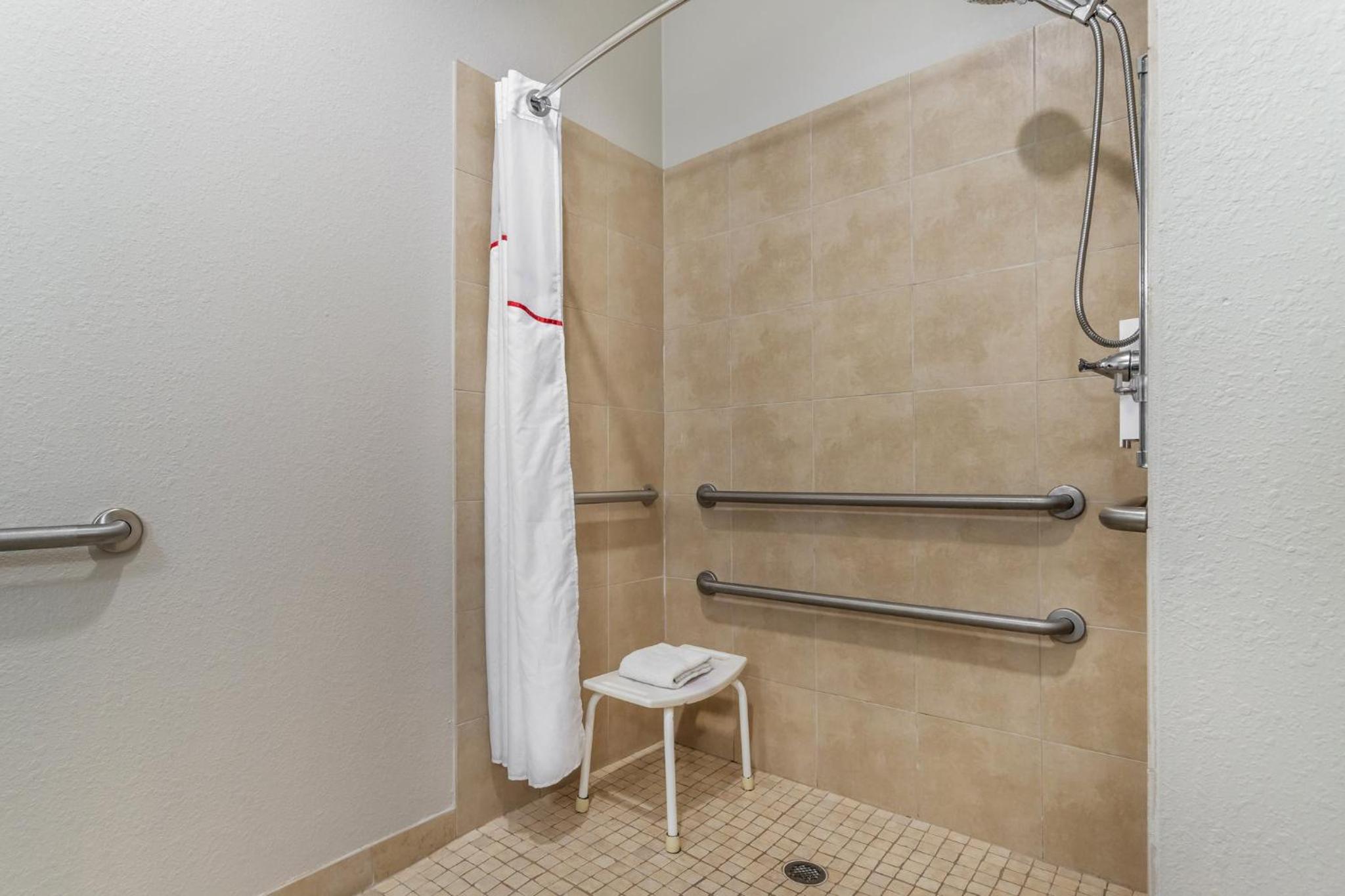 Deluxe King Room Disability Access Roll-In Shower Non-Smoking - Photo 7