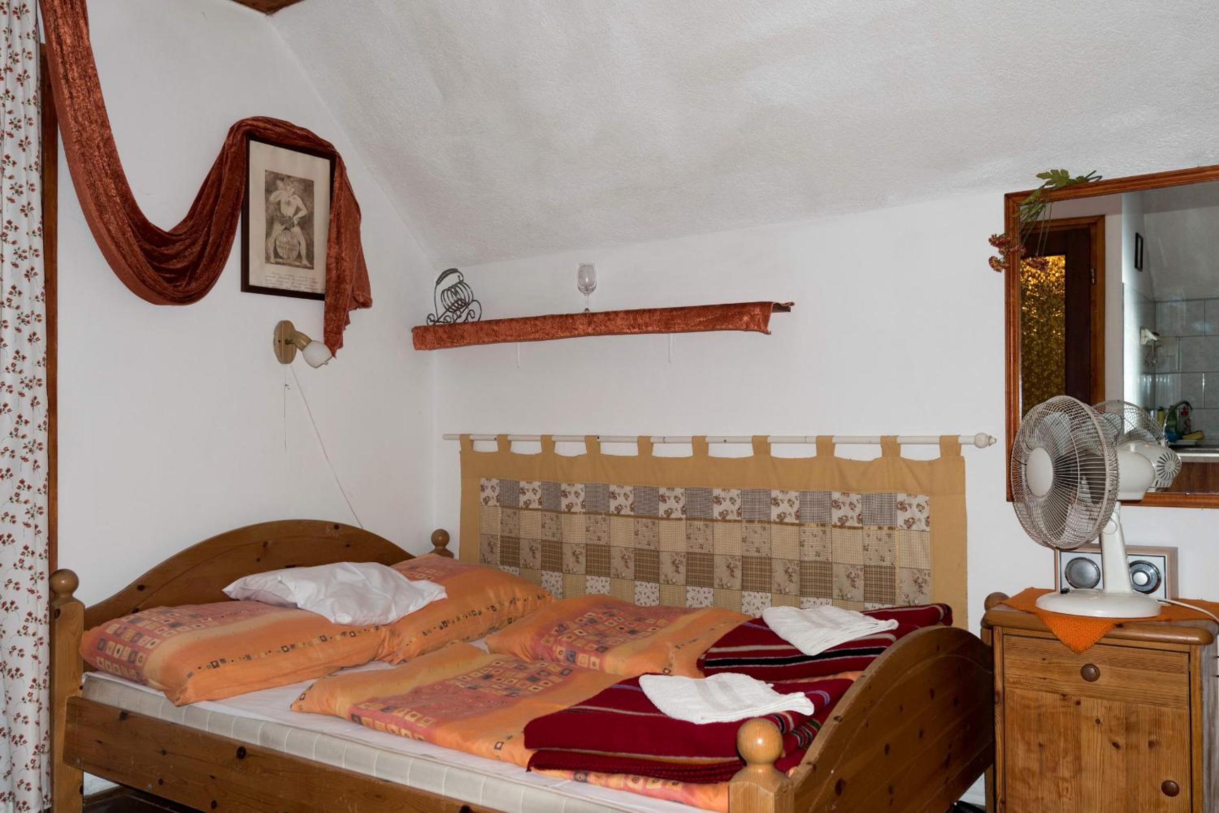 Deluxe Double Room with Shower - Photo 5