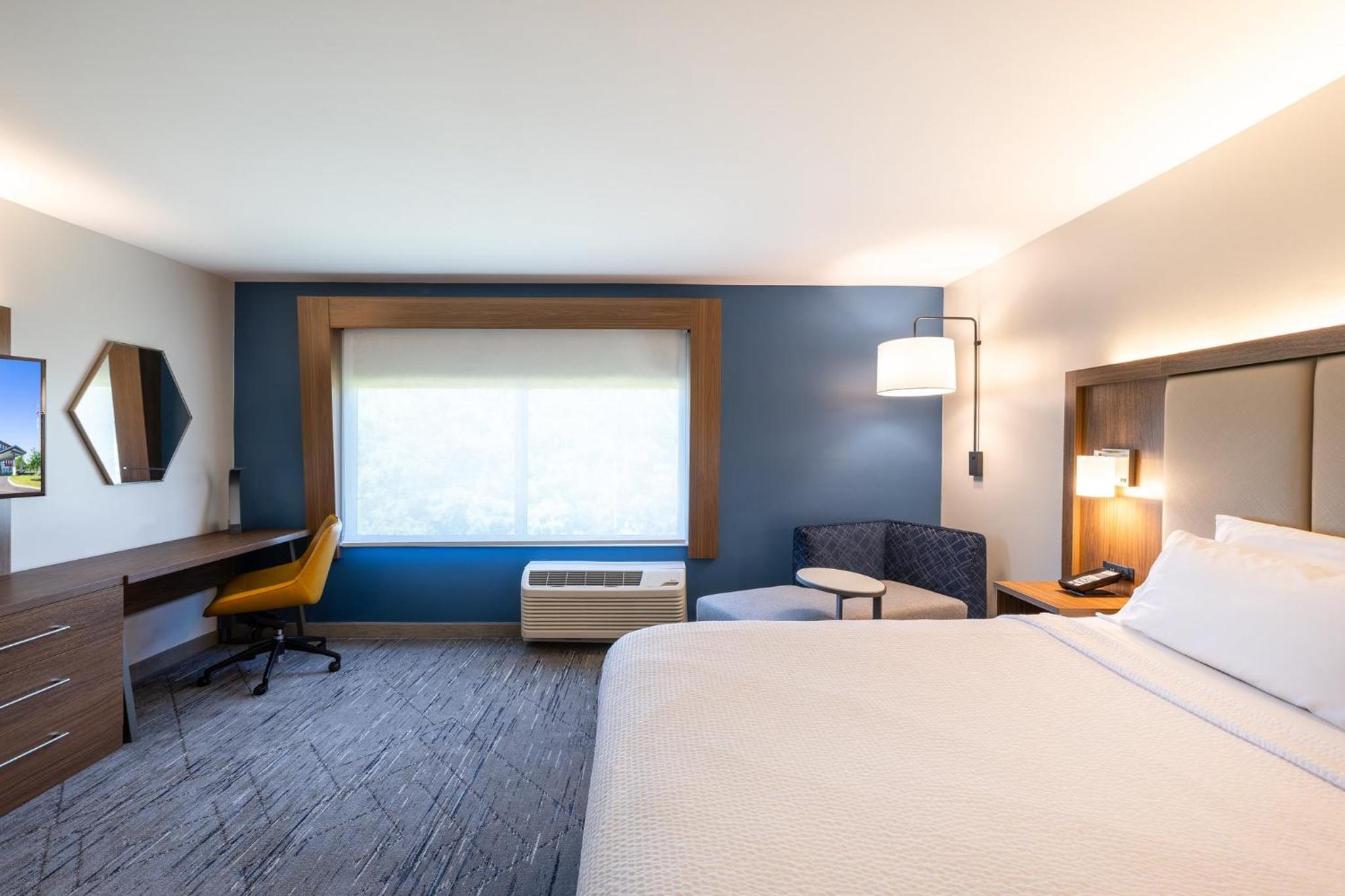 Standard King Room with Roll-in Shower - Mobility Accessible