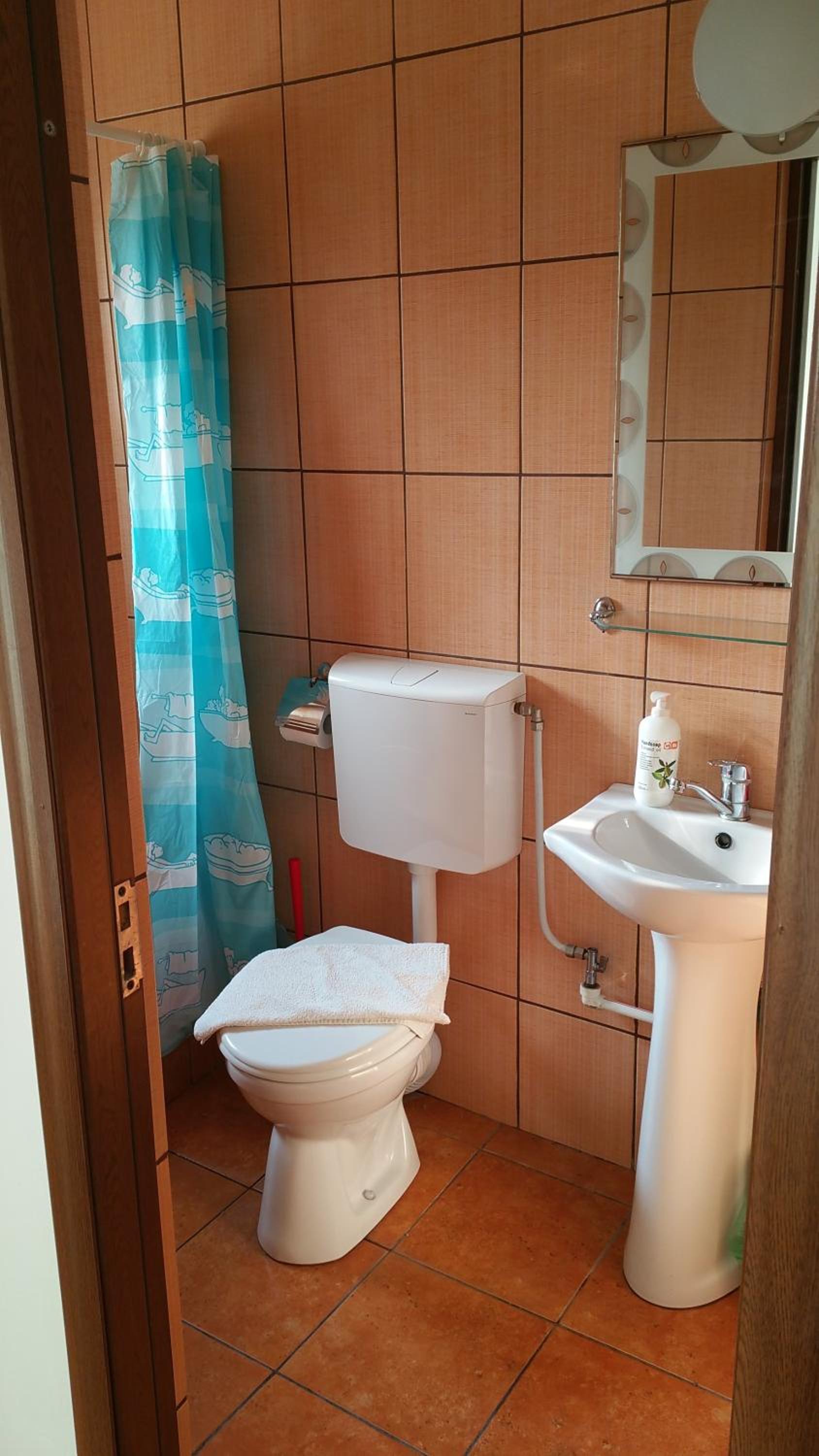 Large Double Room - Photo 5
