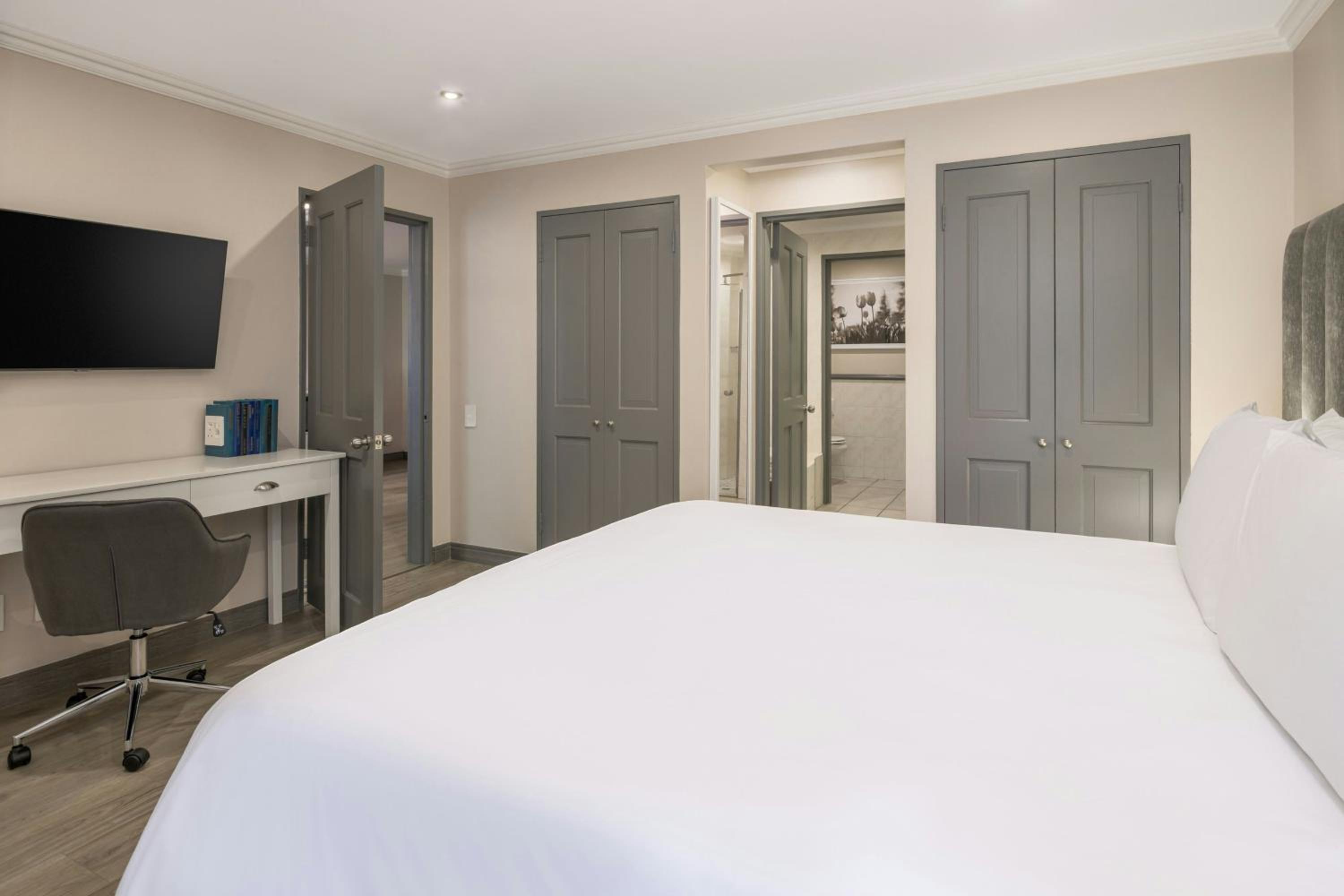 One-Bedroom King Suite with Garden View