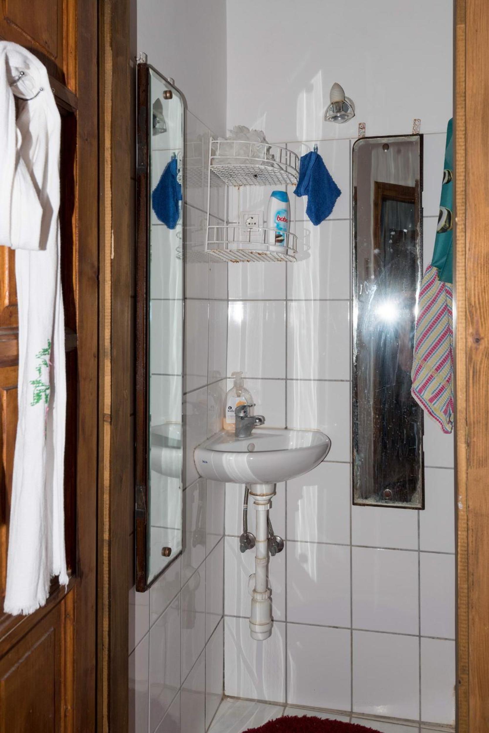 Deluxe Double or Twin Room - Photo 10