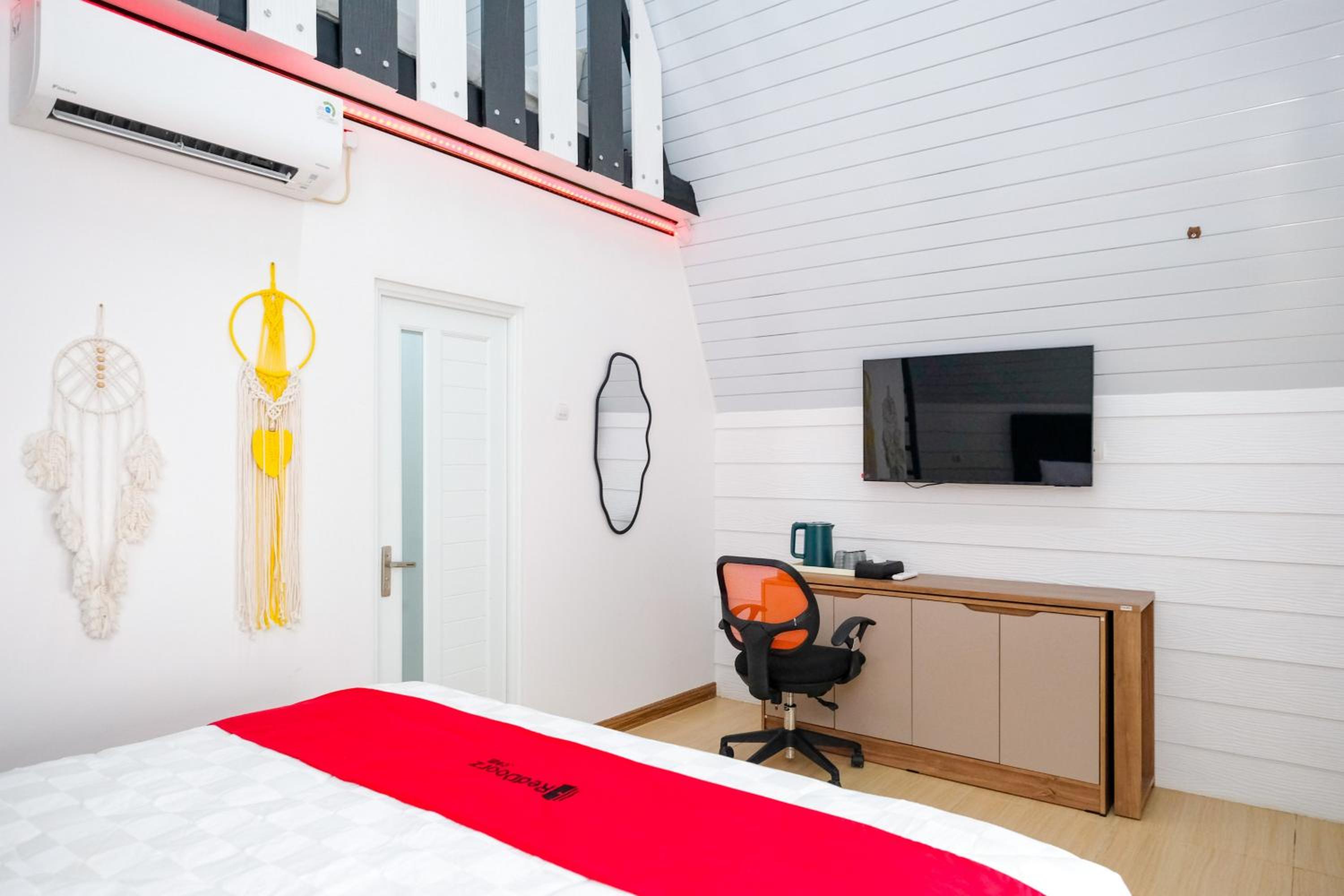 Family Room - Photo 11